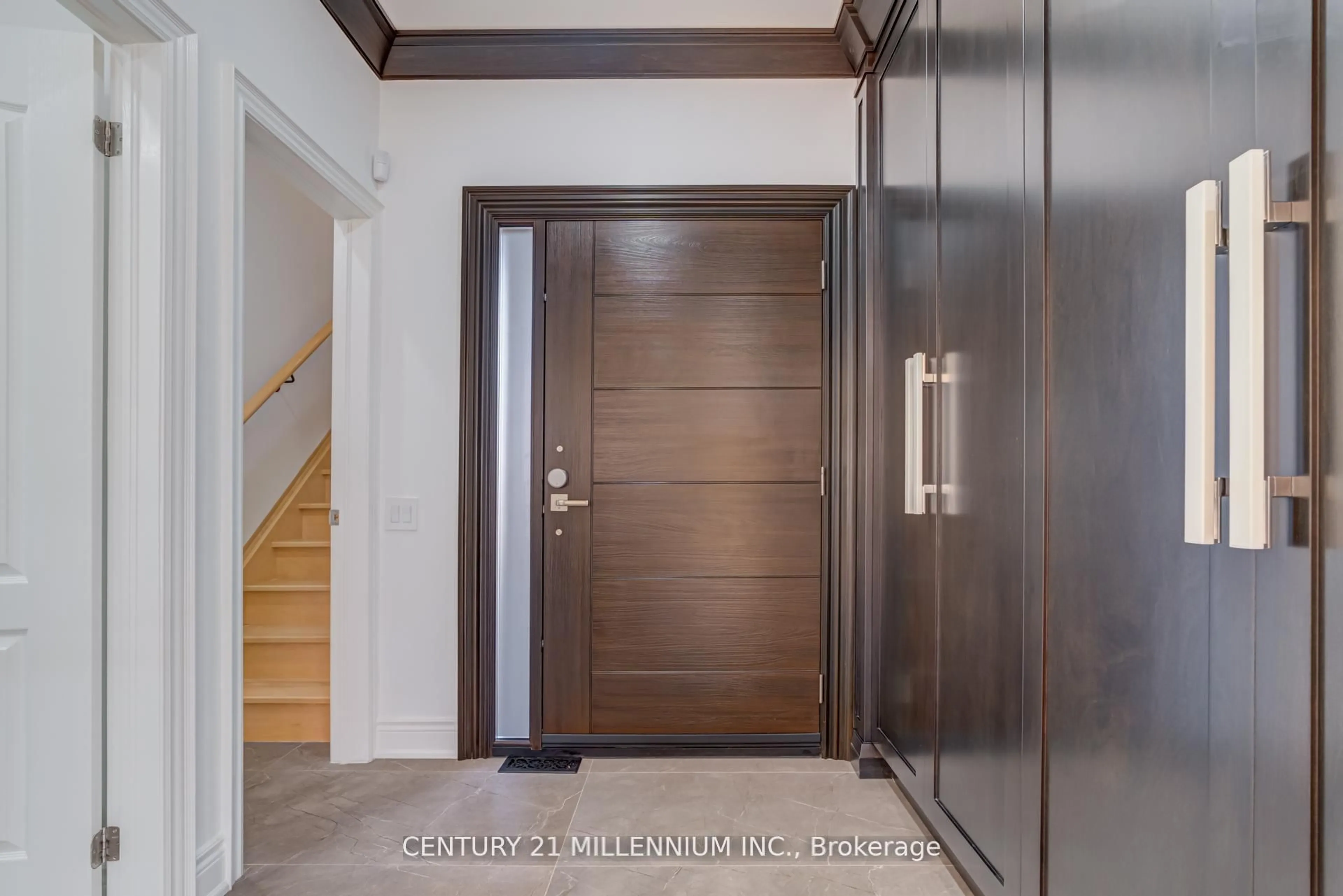 Indoor entryway for 5230 Creditview Rd, Mississauga Ontario L6W 2B3