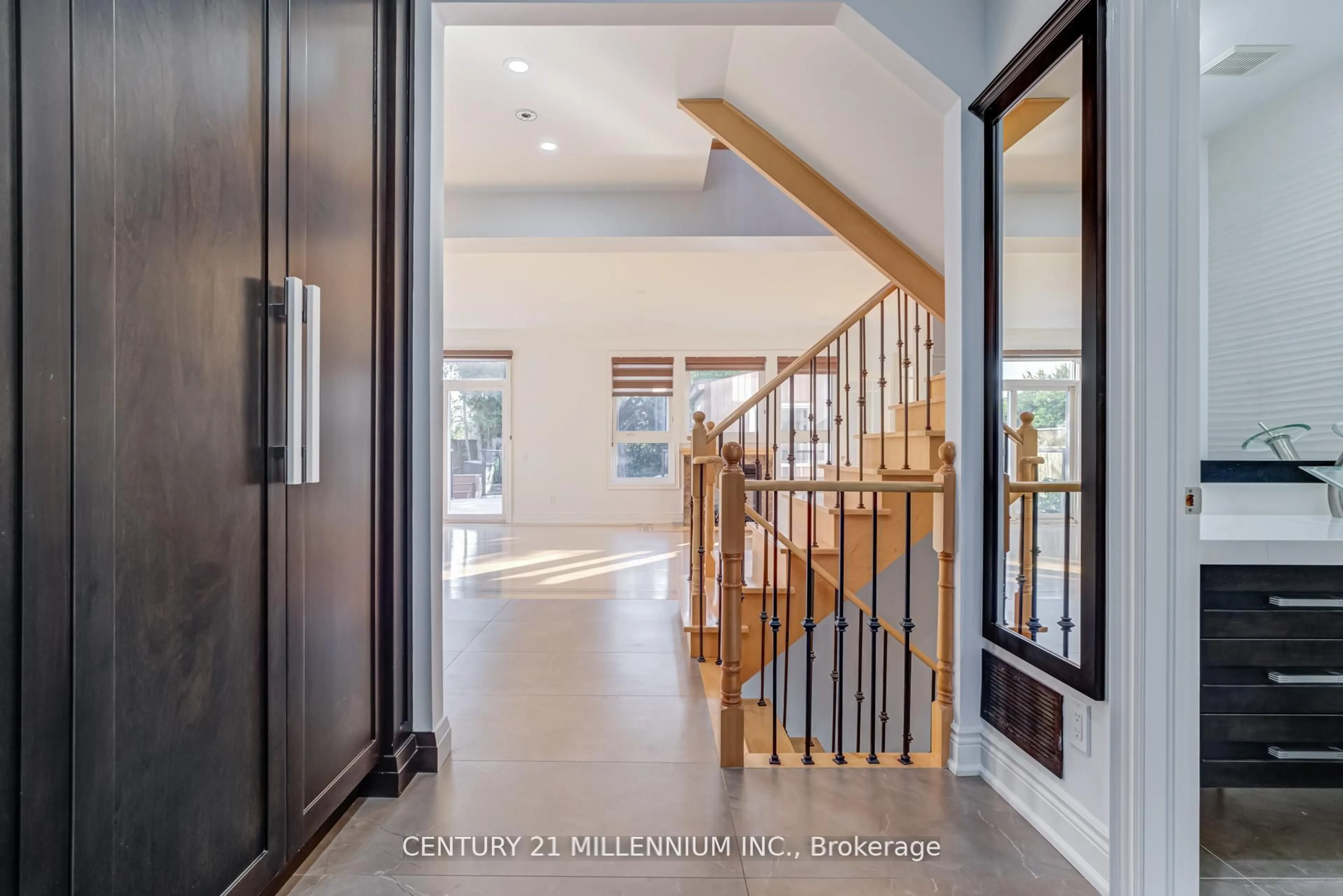 Indoor entryway for 5230 Creditview Rd, Mississauga Ontario L6W 2B3