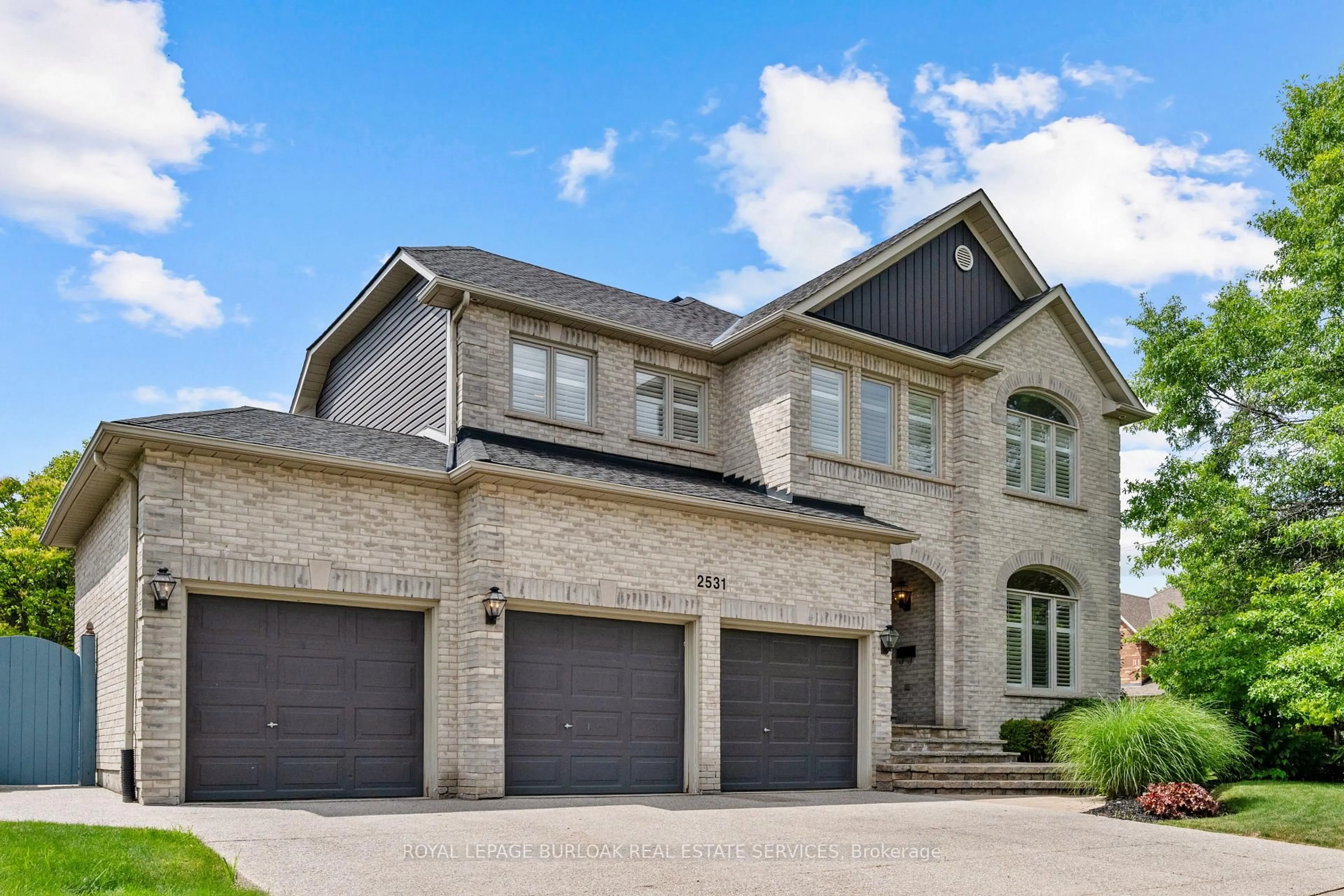 Home with brick exterior material, street for 2531 Hogan Crt, Burlington Ontario L7M 4T5