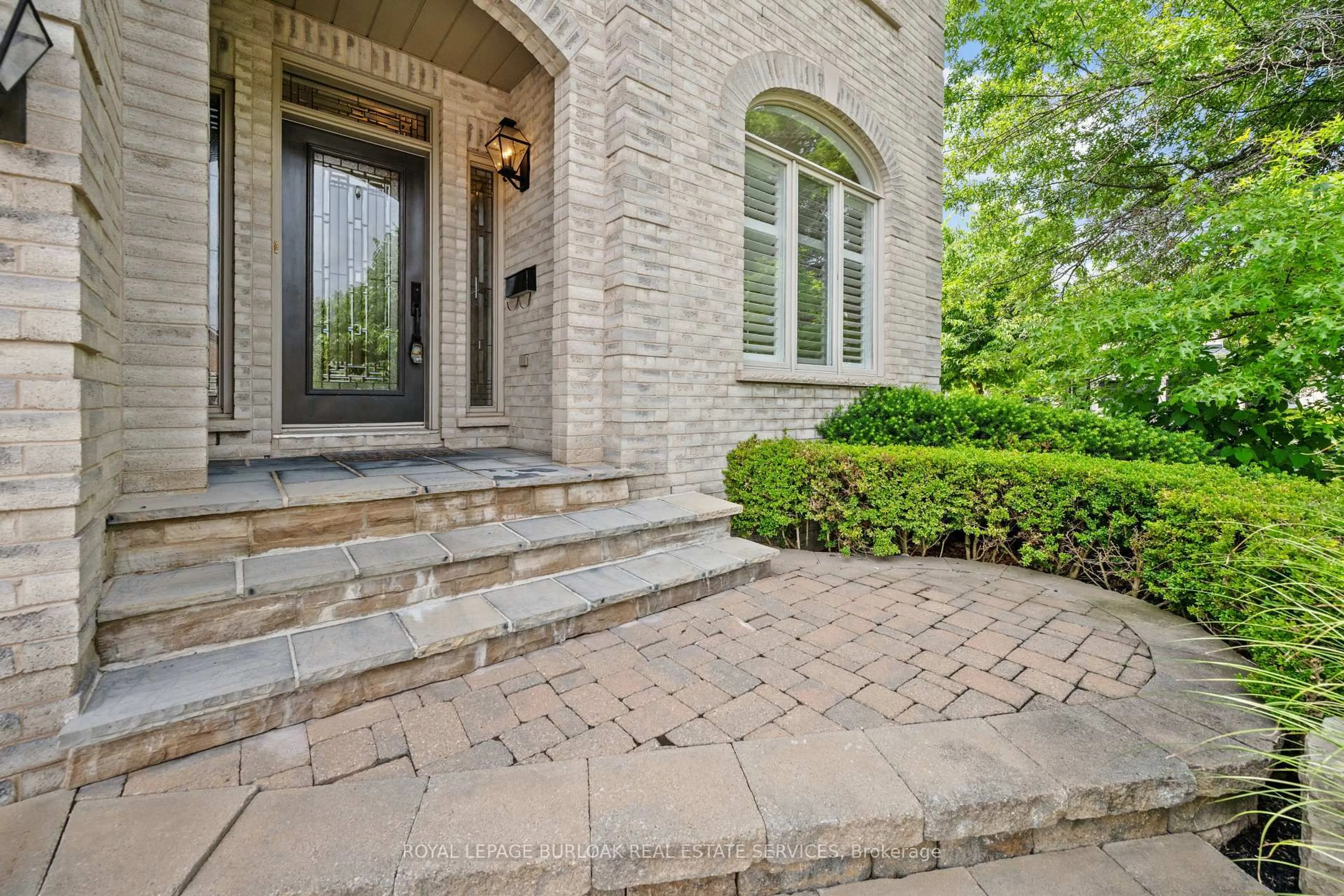 Home with brick exterior material, street for 2531 Hogan Crt, Burlington Ontario L7M 4T5