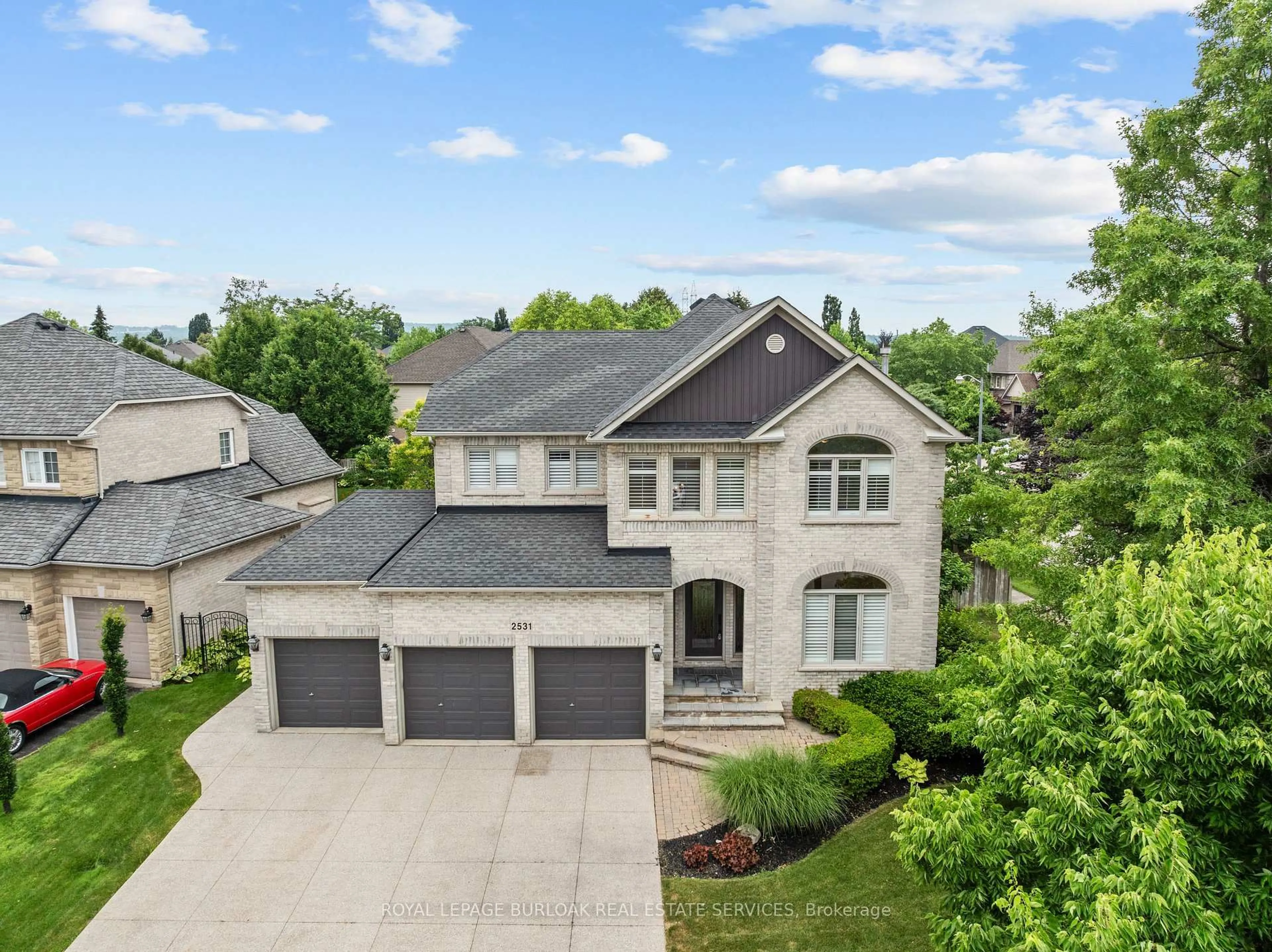 A pic from outside/outdoor area/front of a property/back of a property/a pic from drone, street for 2531 Hogan Crt, Burlington Ontario L7M 4T5