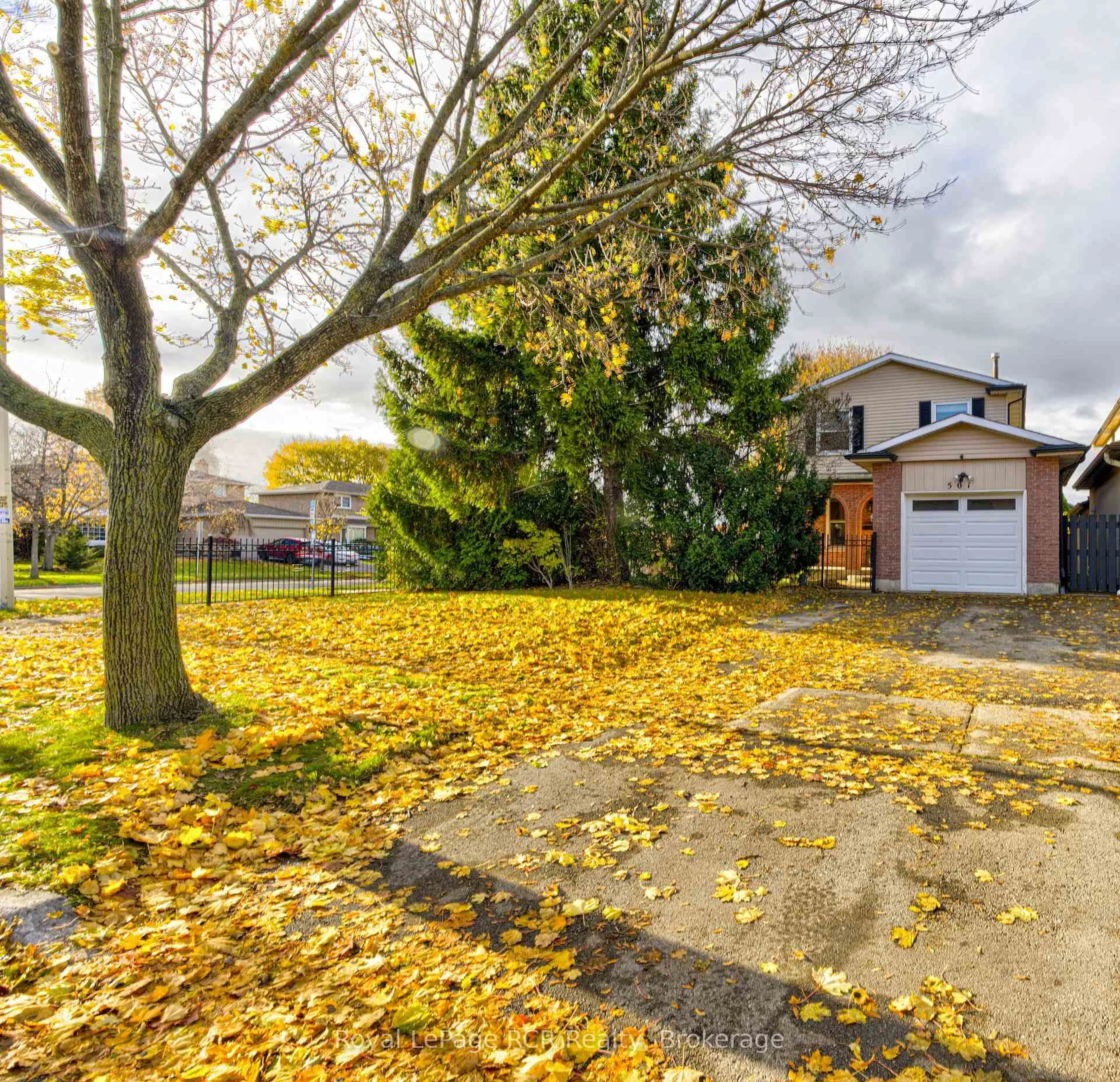 A pic from outside/outdoor area/front of a property/back of a property/a pic from drone, street for 501 Beaver Crt, Milton Ontario L9T 4A7
