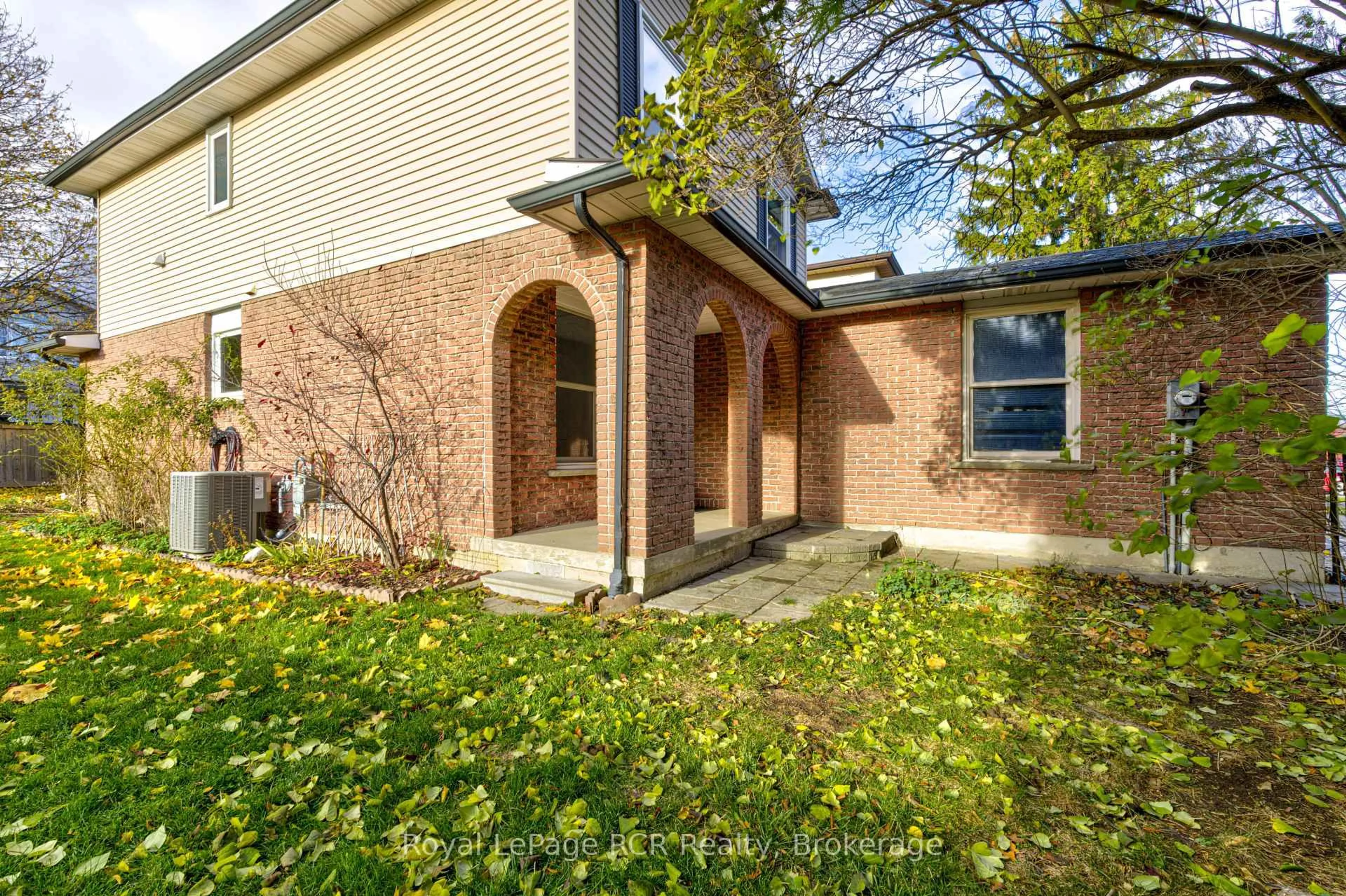 Home with brick exterior material, building for 501 Beaver Crt, Milton Ontario L9T 4A7