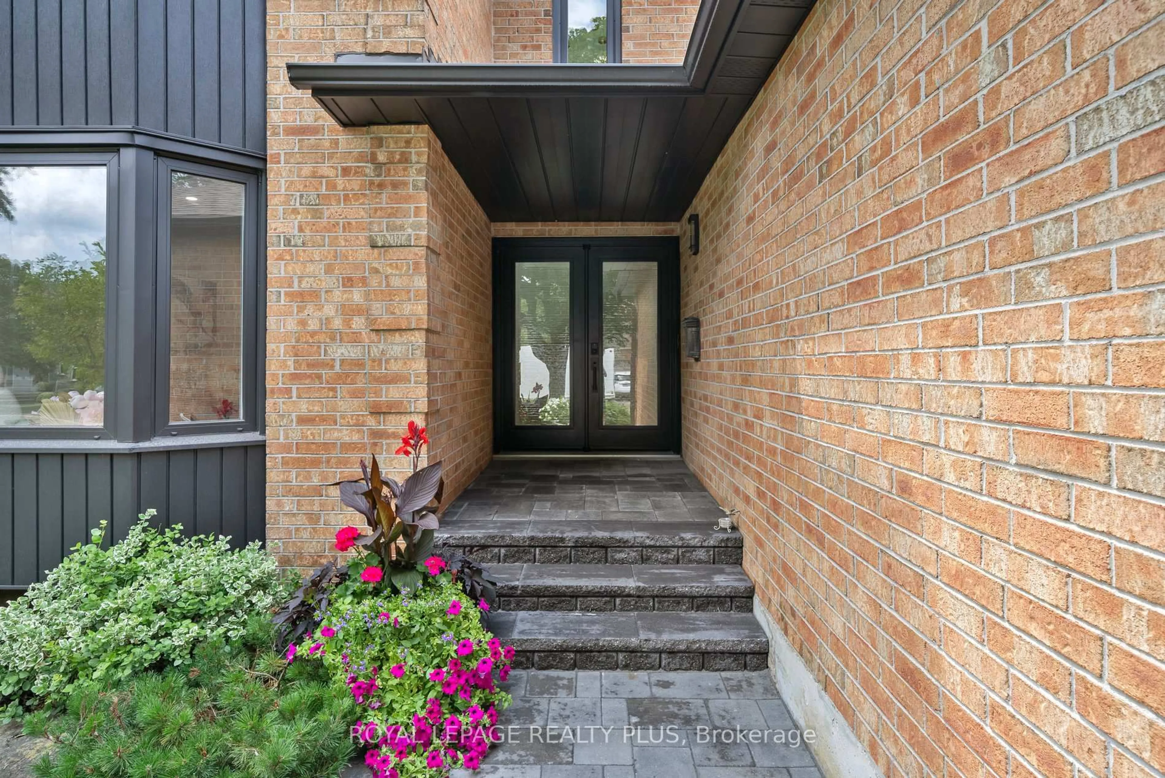 Indoor entryway for 4344 Dallas Crt, Mississauga Ontario L4W 4G7