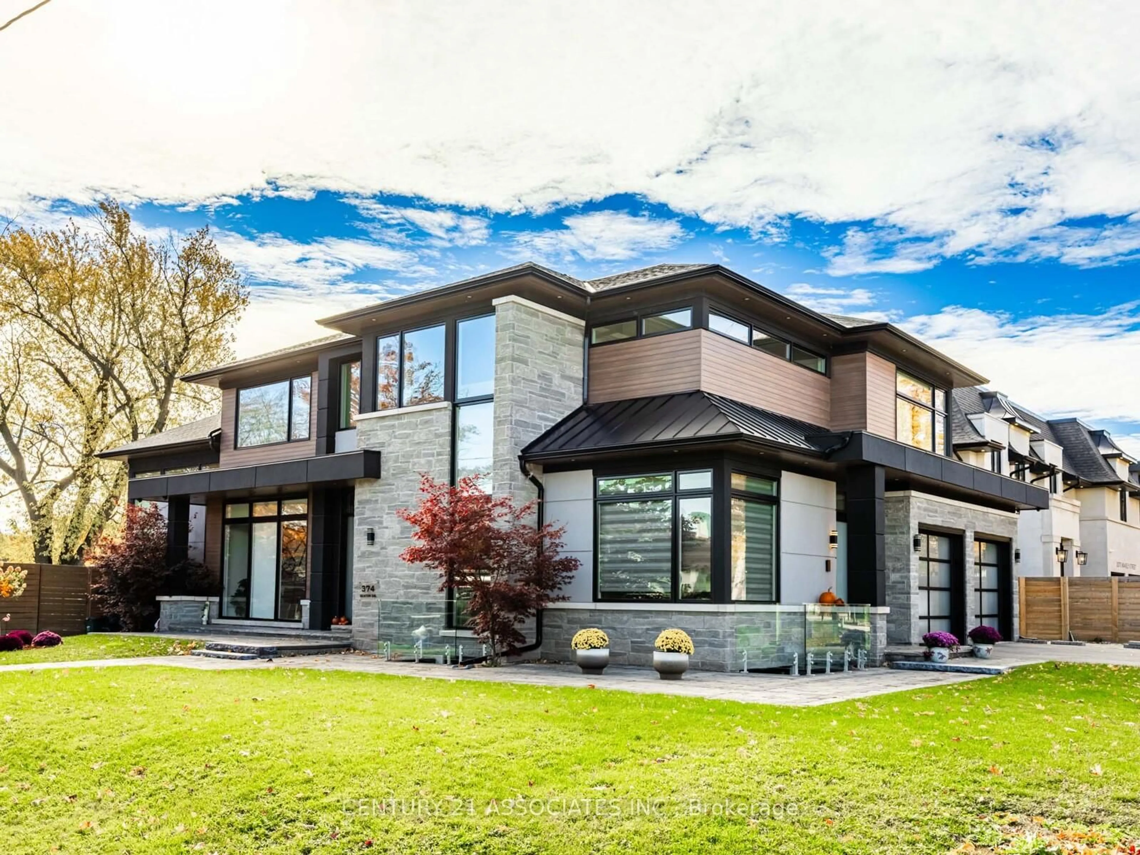 Home with brick exterior material, unknown for 374 Seaton Dr, Oakville Ontario L6L 3Y1