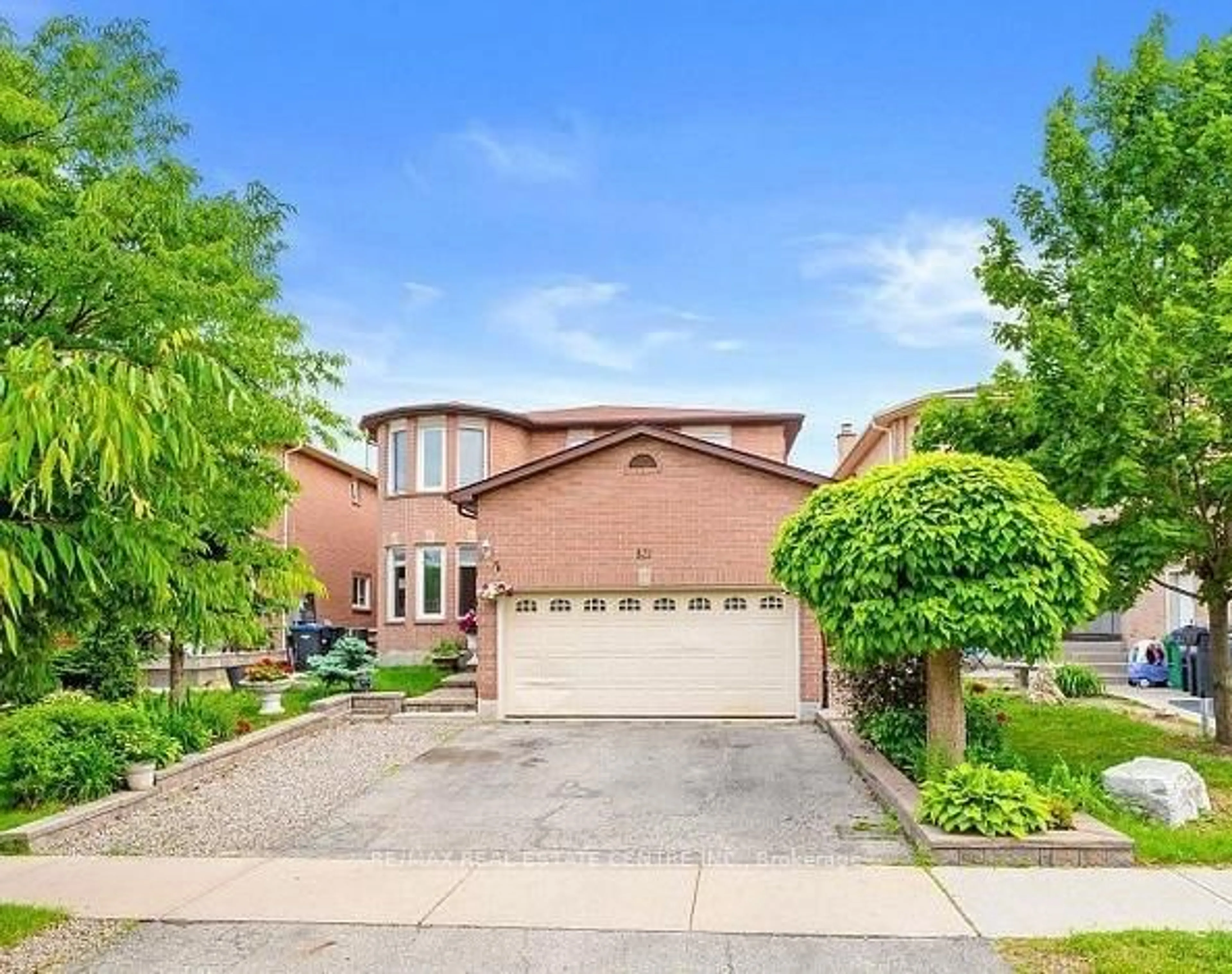 Home with brick exterior material, street for 31 Castlehill Rd, Brampton Ontario L6X 4E3