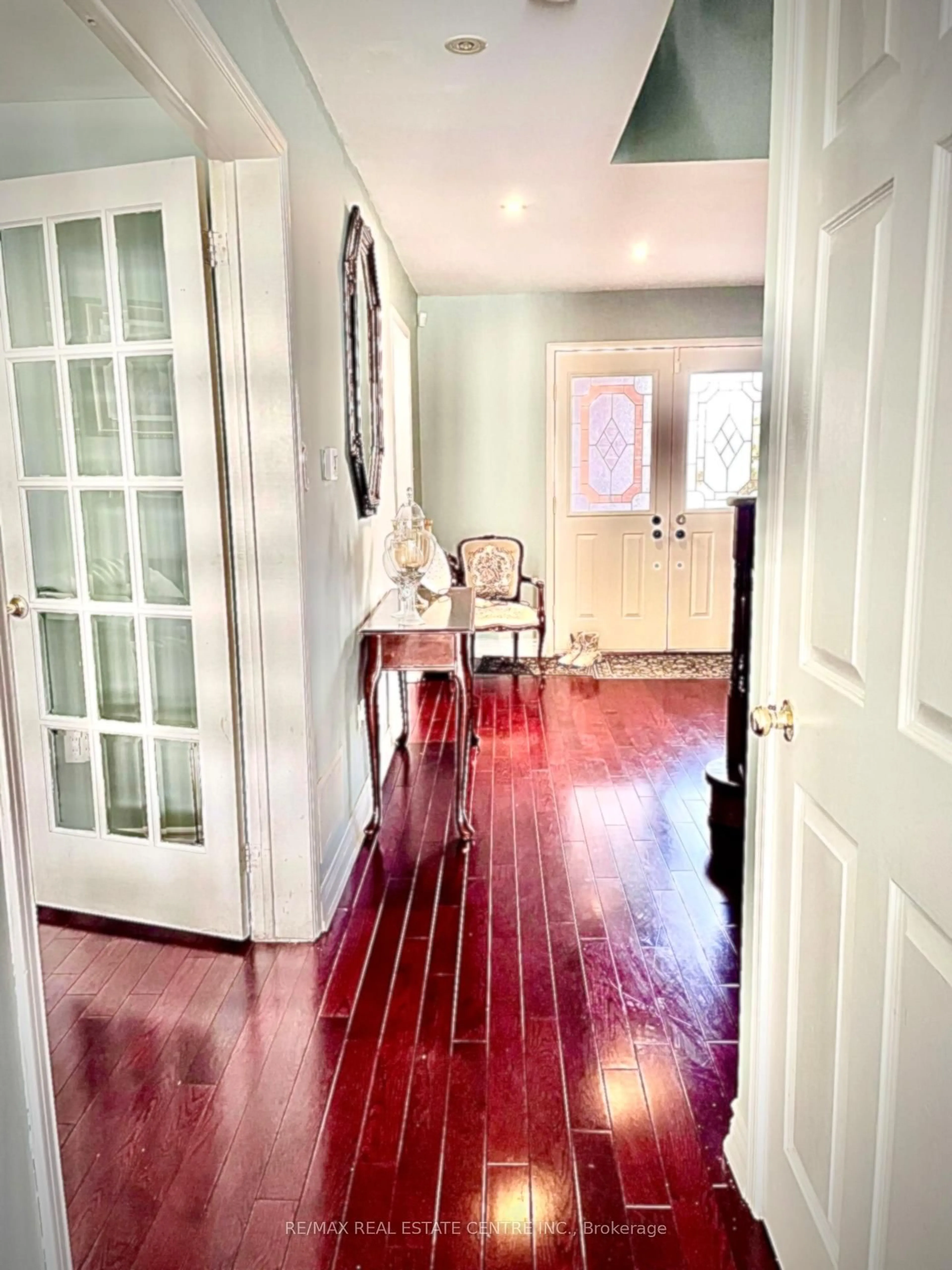 Indoor entryway for 31 Castlehill Rd, Brampton Ontario L6X 4E3