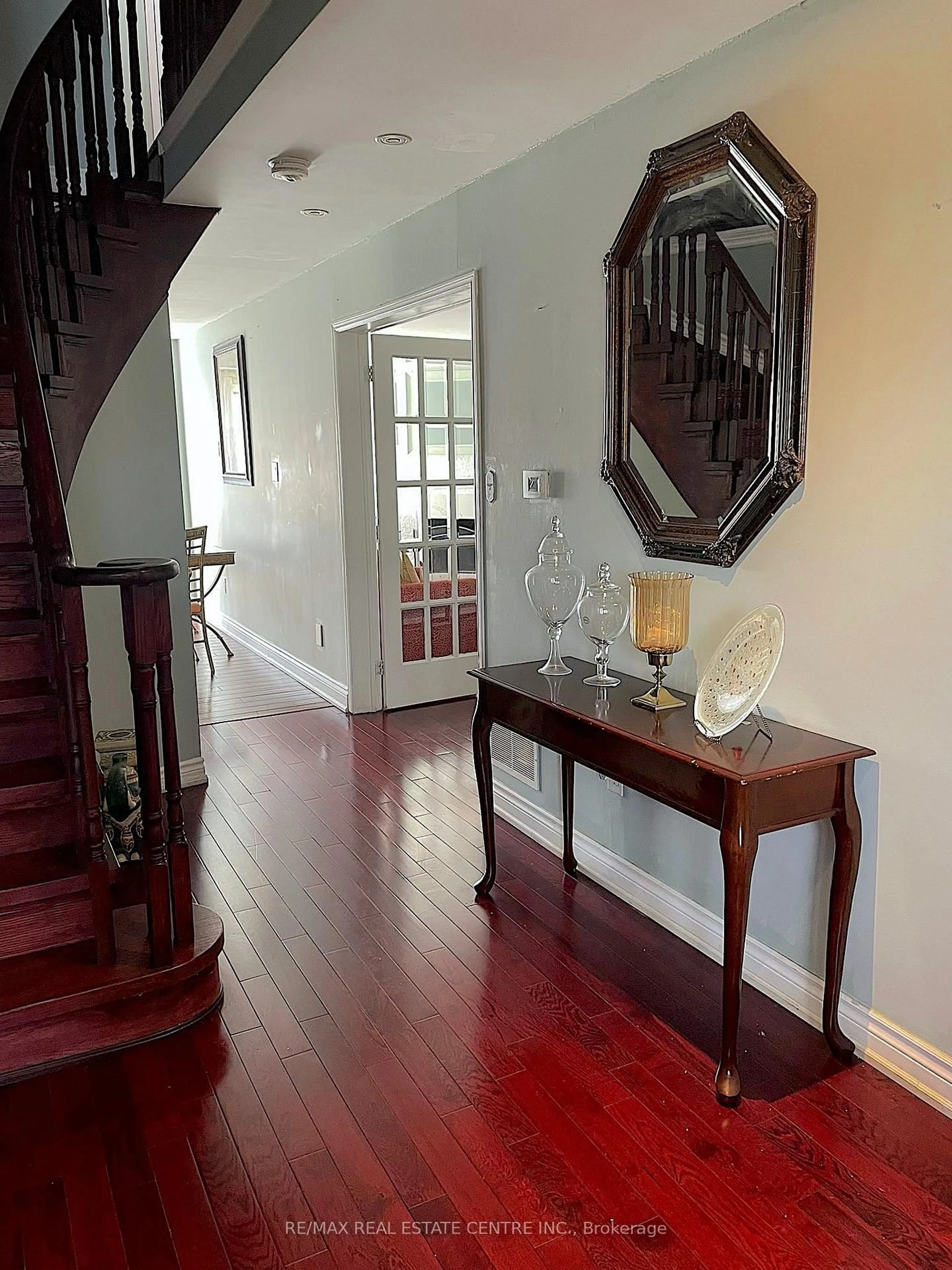 Indoor entryway for 31 Castlehill Rd, Brampton Ontario L6X 4E3