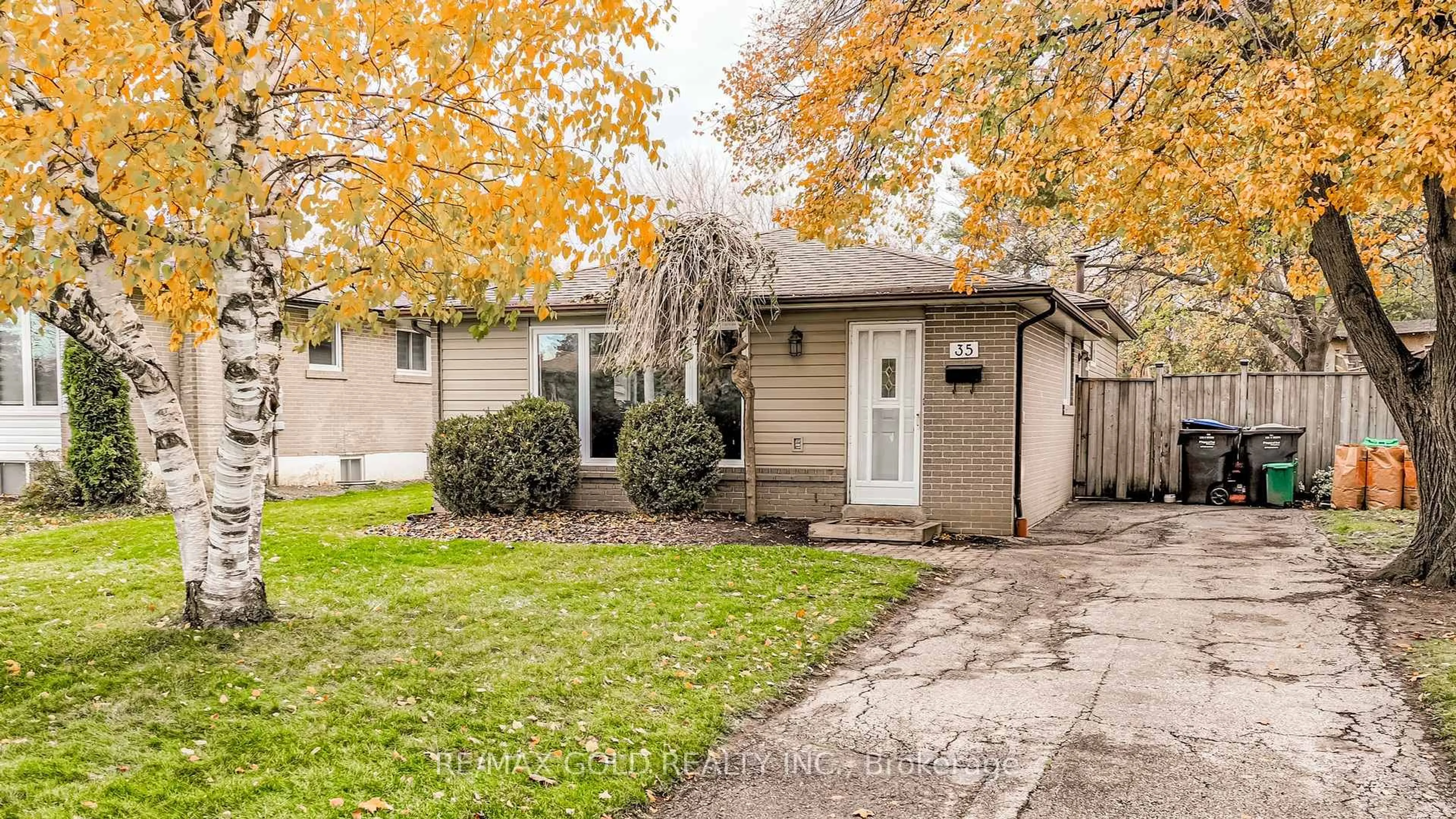 Home with vinyl exterior material, street for 35 Duke Rd, Brampton Ontario L6T 3J9