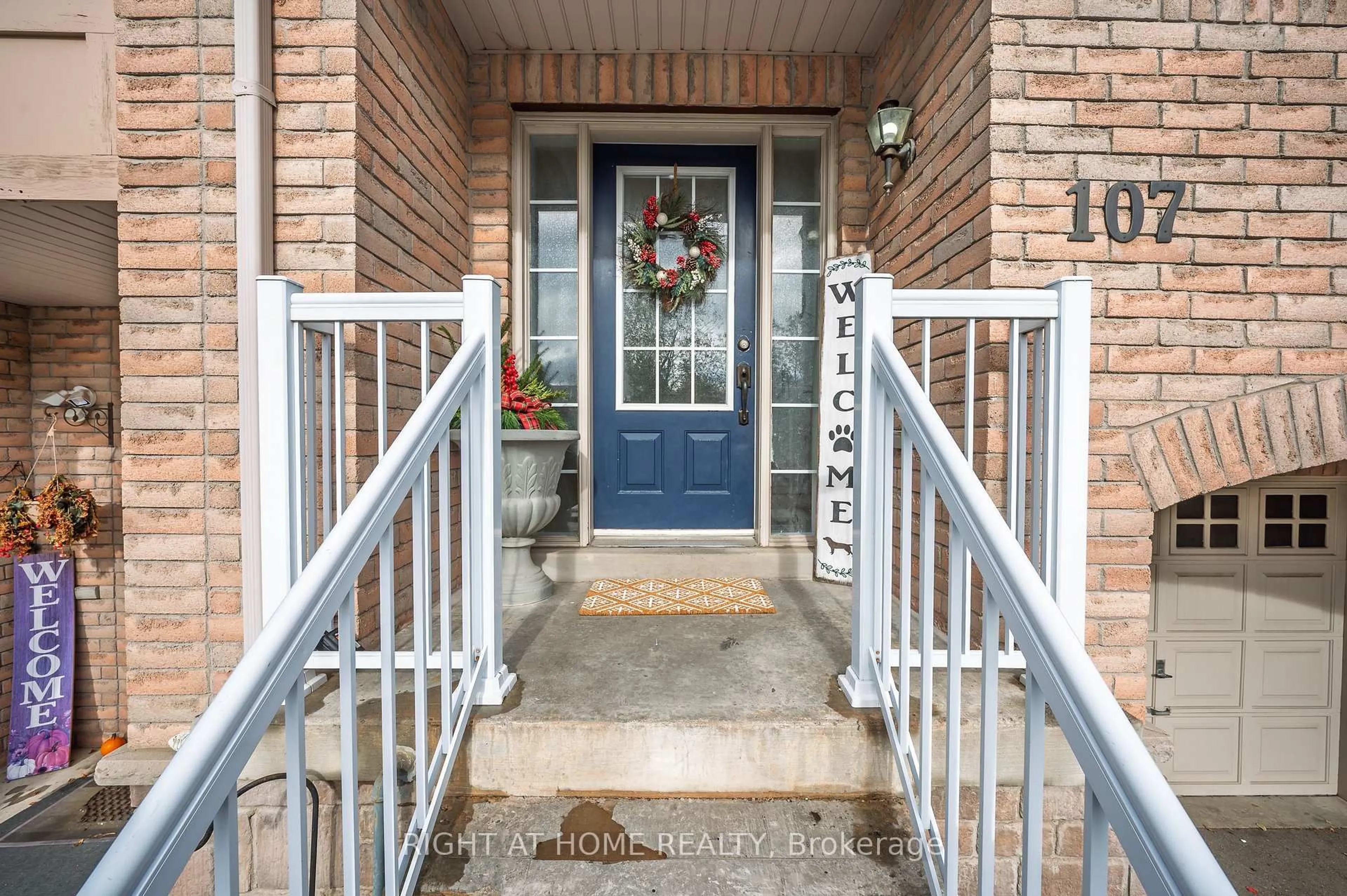 Indoor entryway for 107 Bernard Ave, Brampton Ontario L6Y 5S9