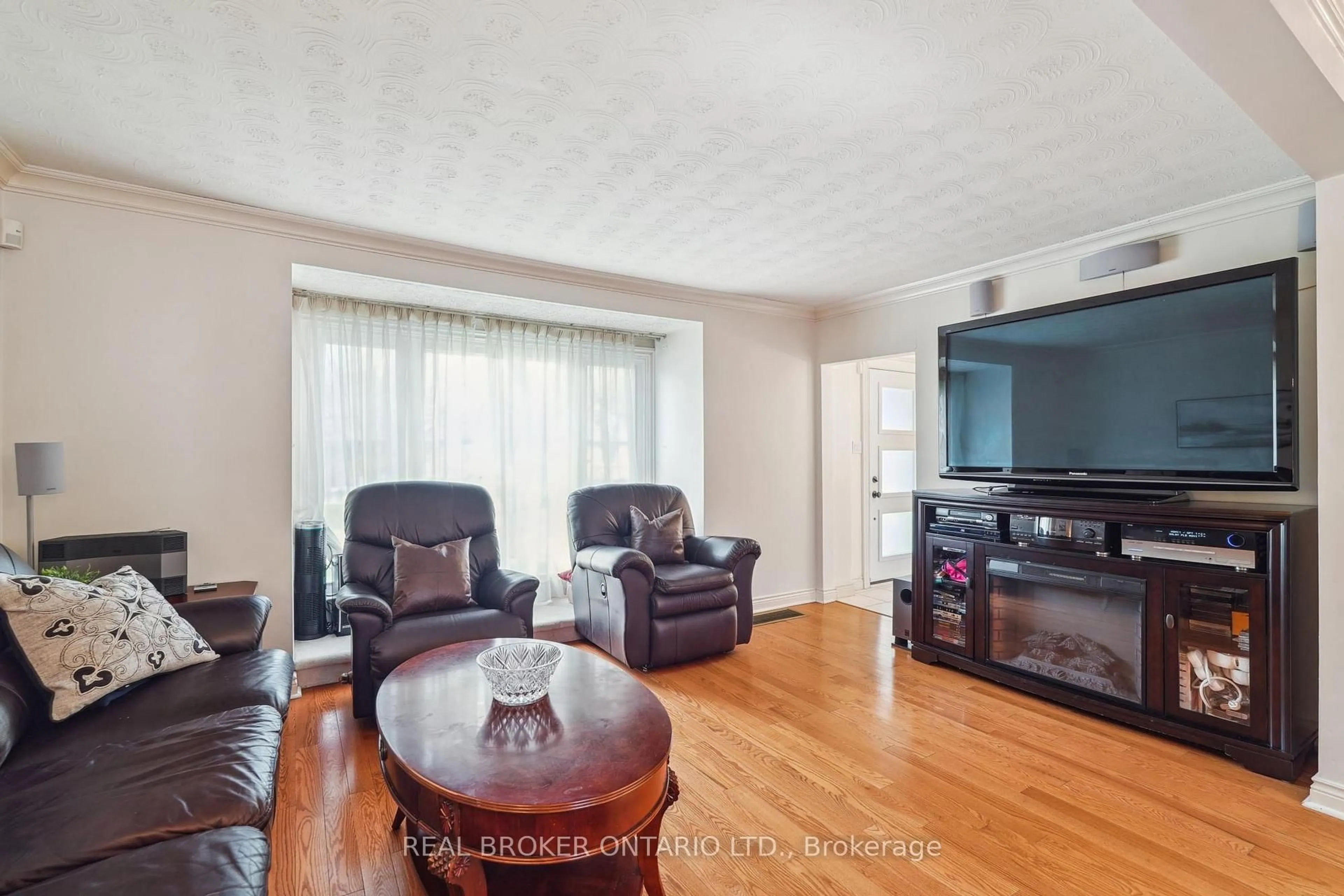 Living room with furniture, wood/laminate floor for 38 Riverview Hts, Toronto Ontario M9P 2N4
