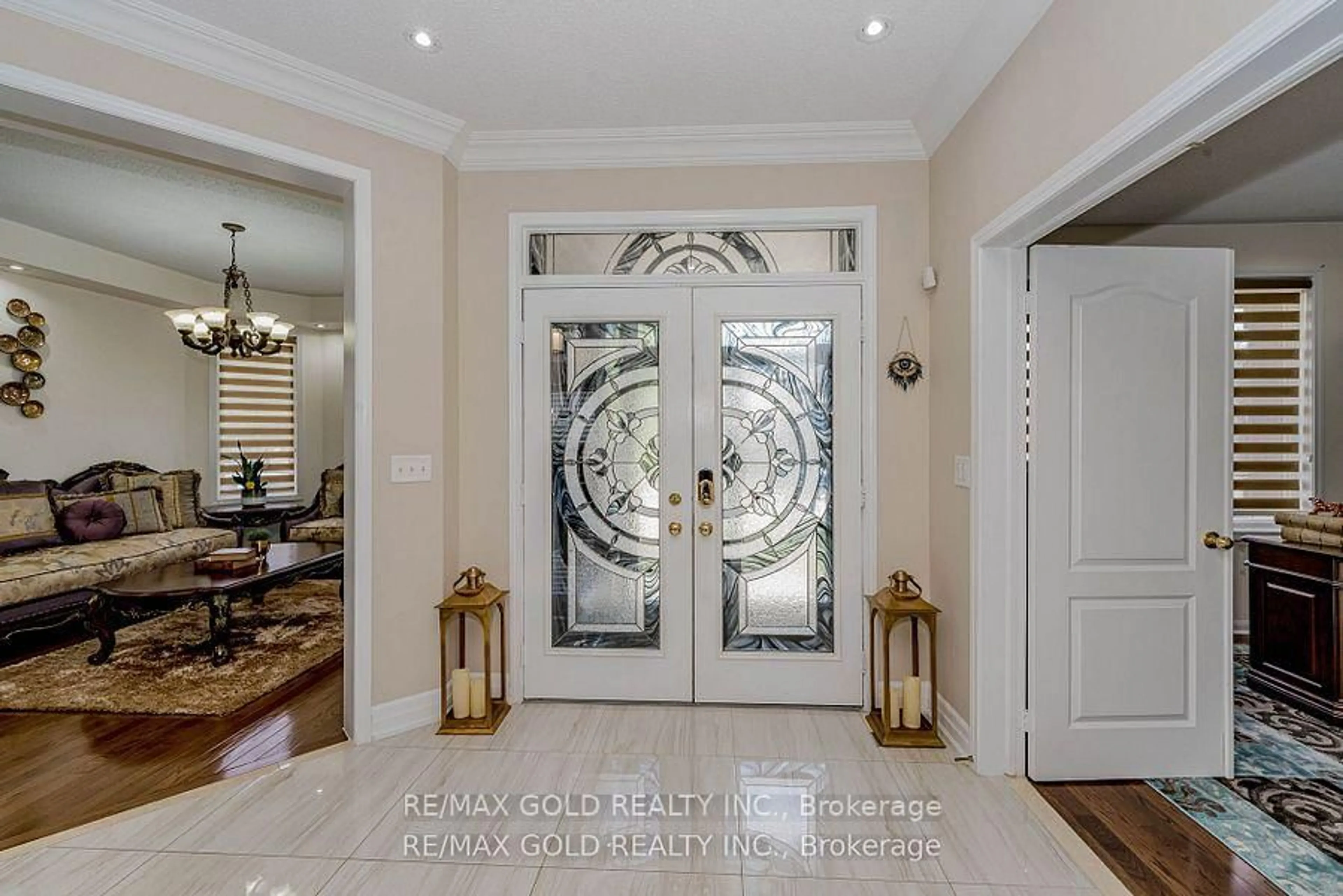 Indoor entryway for 28 Crocker Dr, Brampton Ontario L6P 1M8