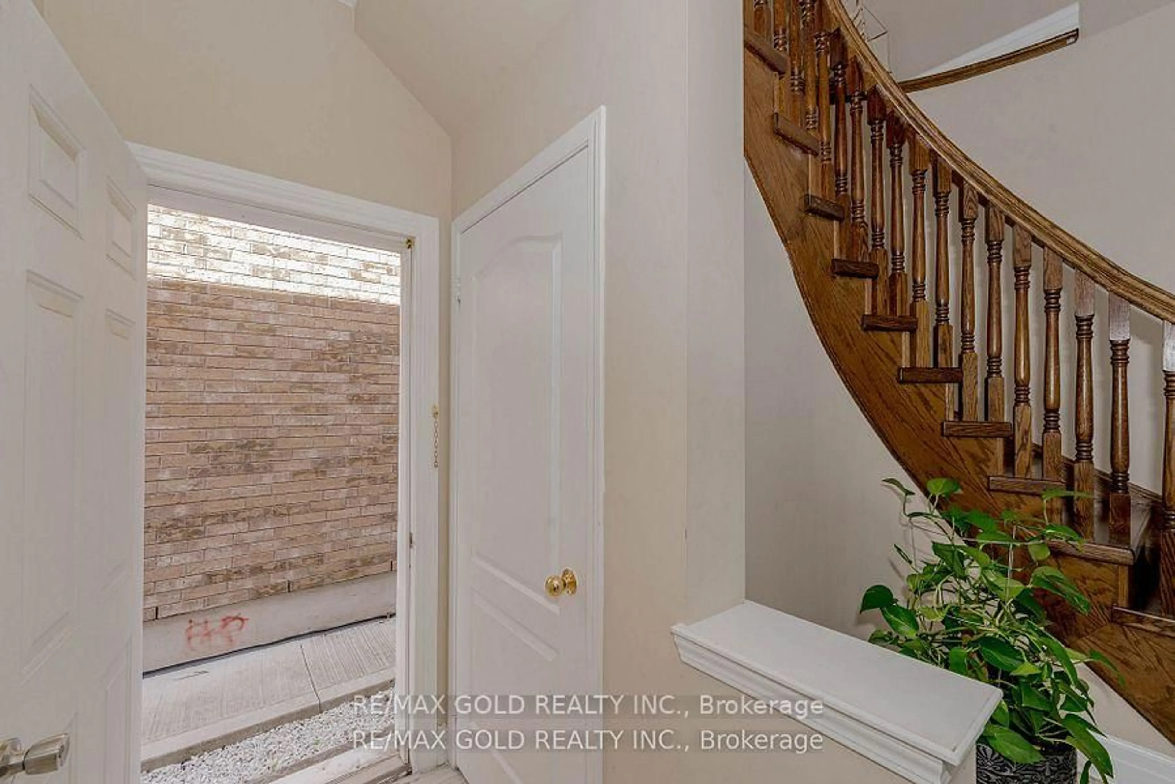 Indoor entryway for 28 Crocker Dr, Brampton Ontario L6P 1M8