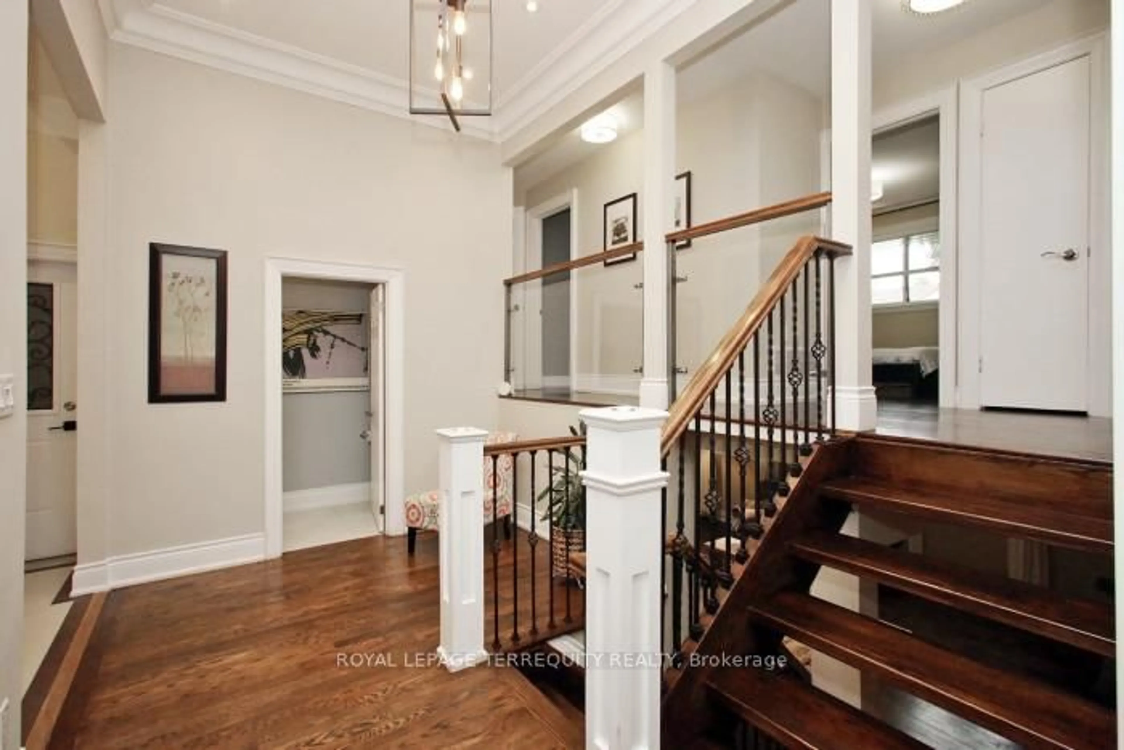 Indoor foyer for 353 Kingsview Dr, Caledon Ontario L7E 3Z2