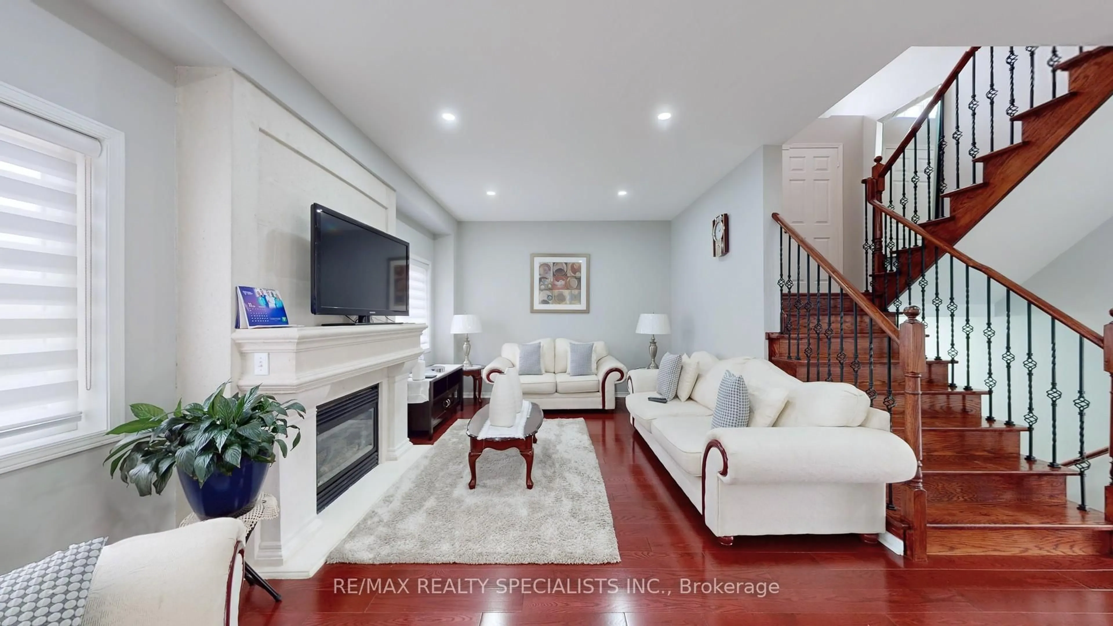 Living room with furniture, unknown for 13 Ledgerock Rd, Brampton Ontario L6P 2L8