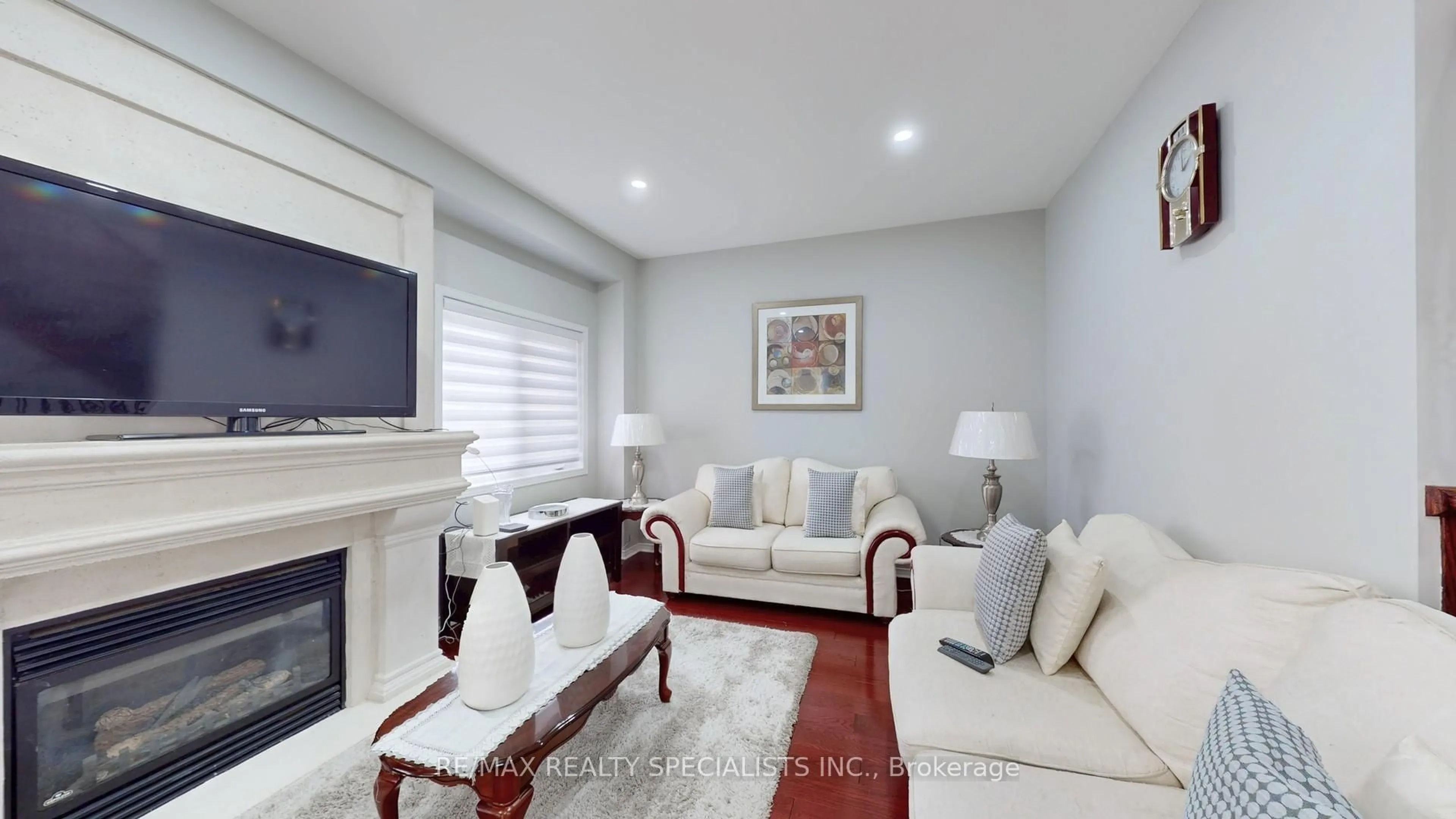 Living room with furniture, unknown for 13 Ledgerock Rd, Brampton Ontario L6P 2L8