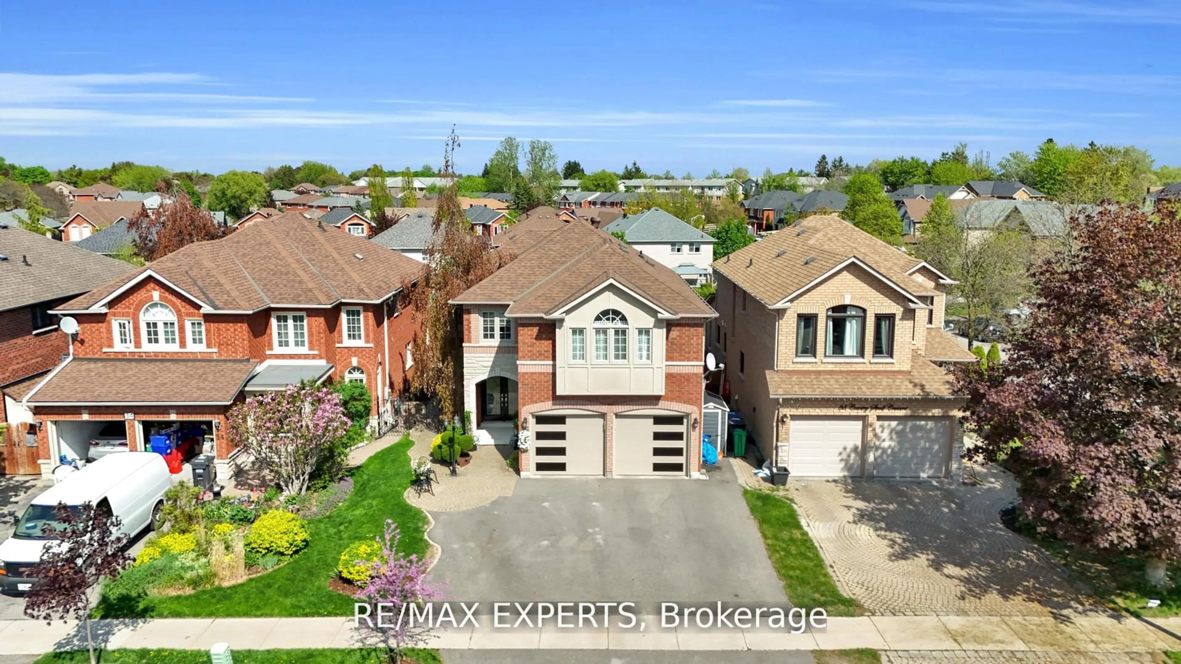 A pic from outside/outdoor area/front of a property/back of a property/a pic from drone, street for 36 Country Stroll Cres, Caledon Ontario L7E 2H4