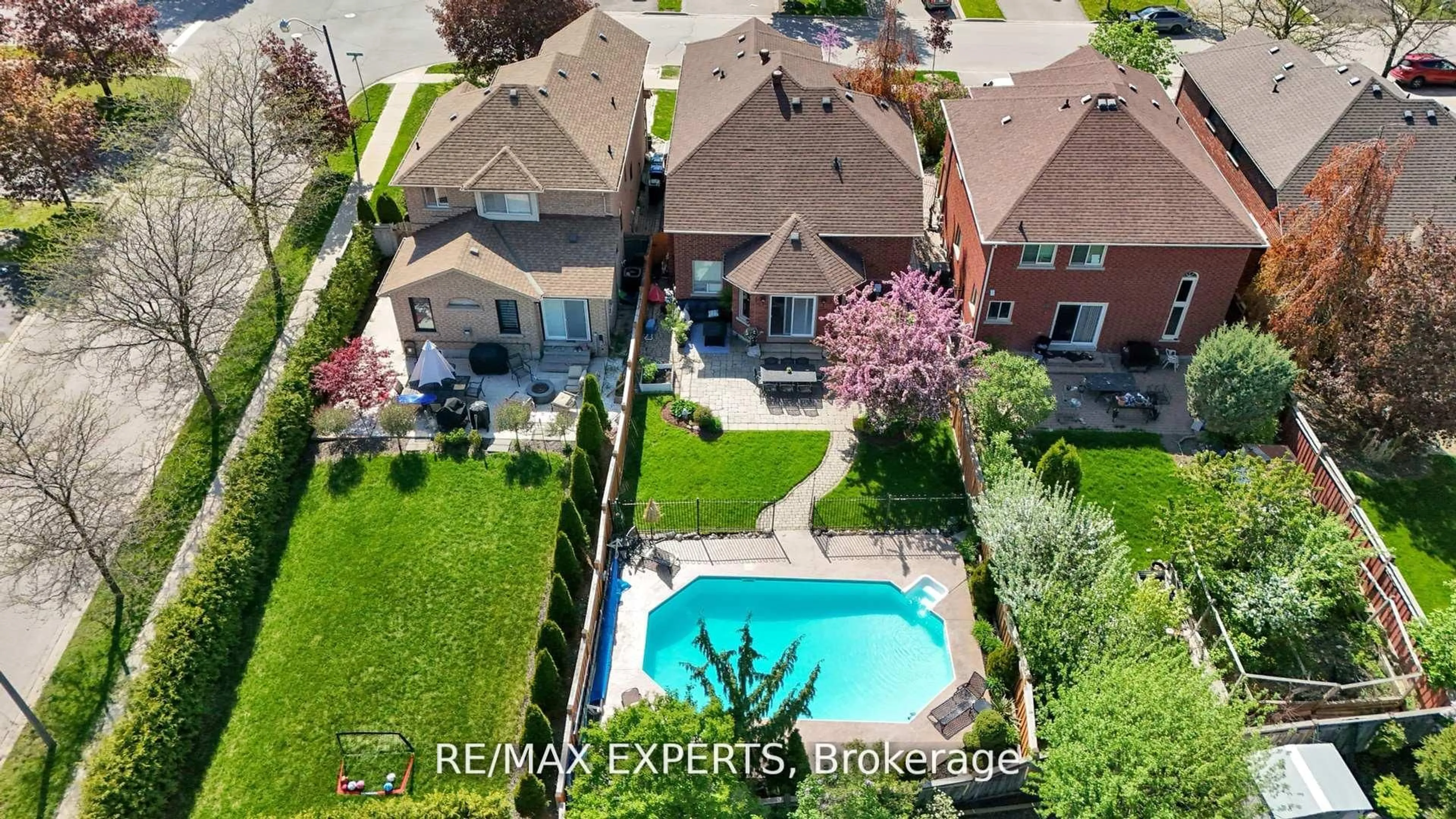 A pic from outside/outdoor area/front of a property/back of a property/a pic from drone, street for 36 Country Stroll Cres, Caledon Ontario L7E 2H4