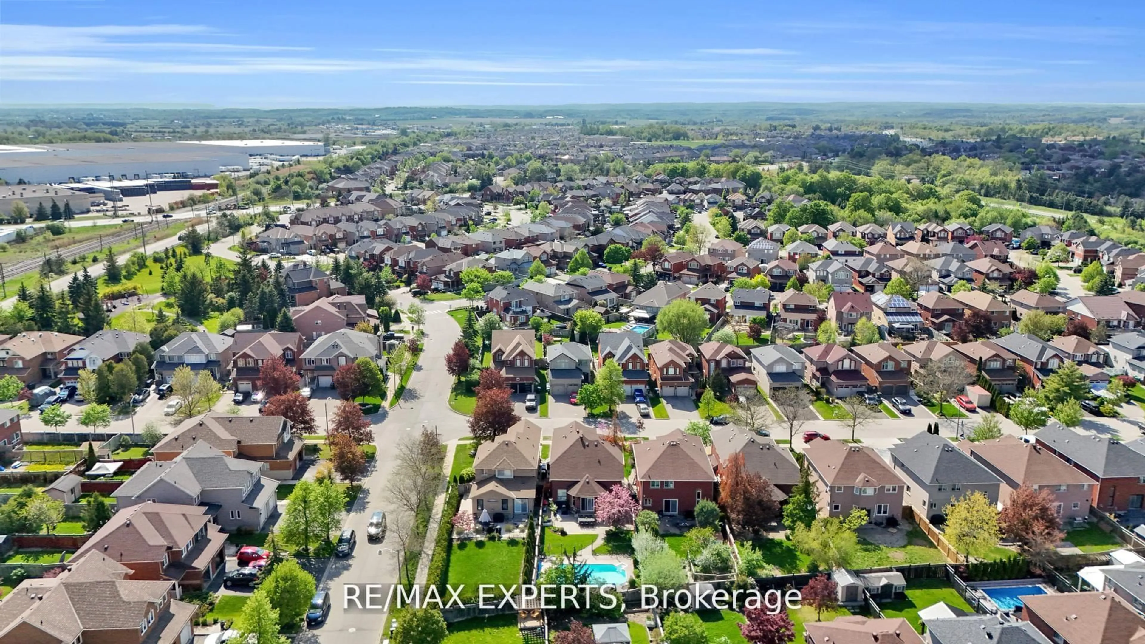 A pic from outside/outdoor area/front of a property/back of a property/a pic from drone, street for 36 Country Stroll Cres, Caledon Ontario L7E 2H4