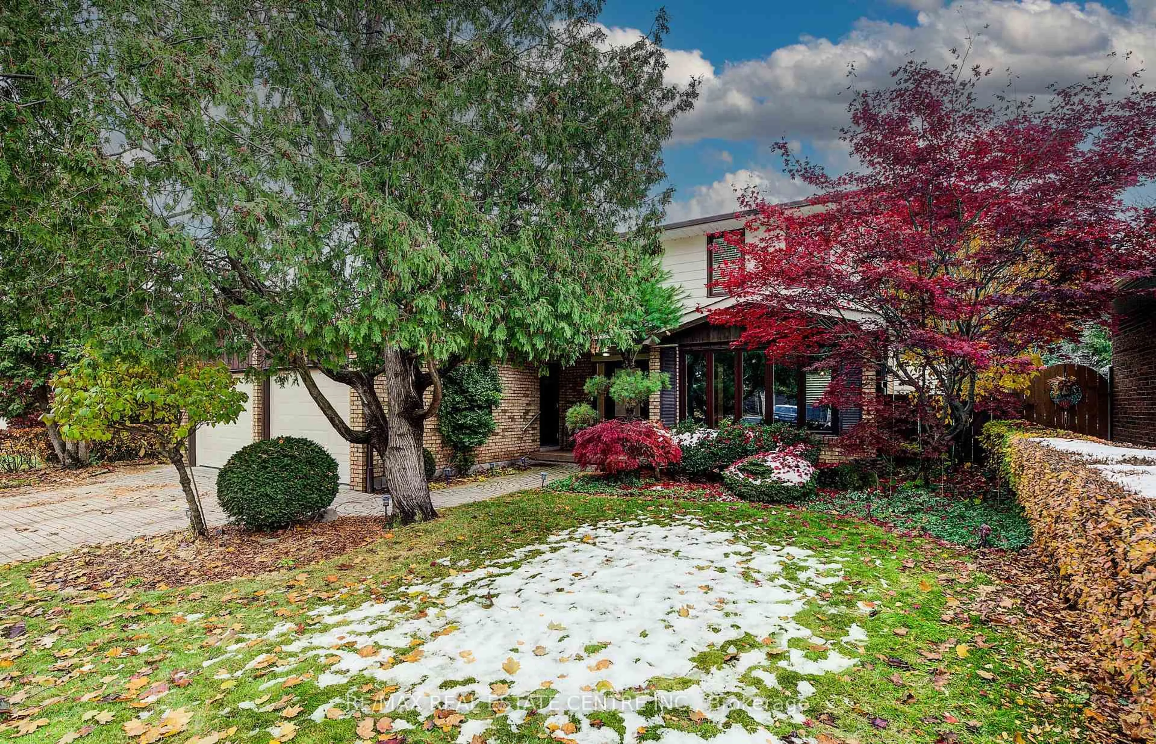 A pic from outside/outdoor area/front of a property/back of a property/a pic from drone, street for 644 Donna Crt, Burlington Ontario L7N 3H2