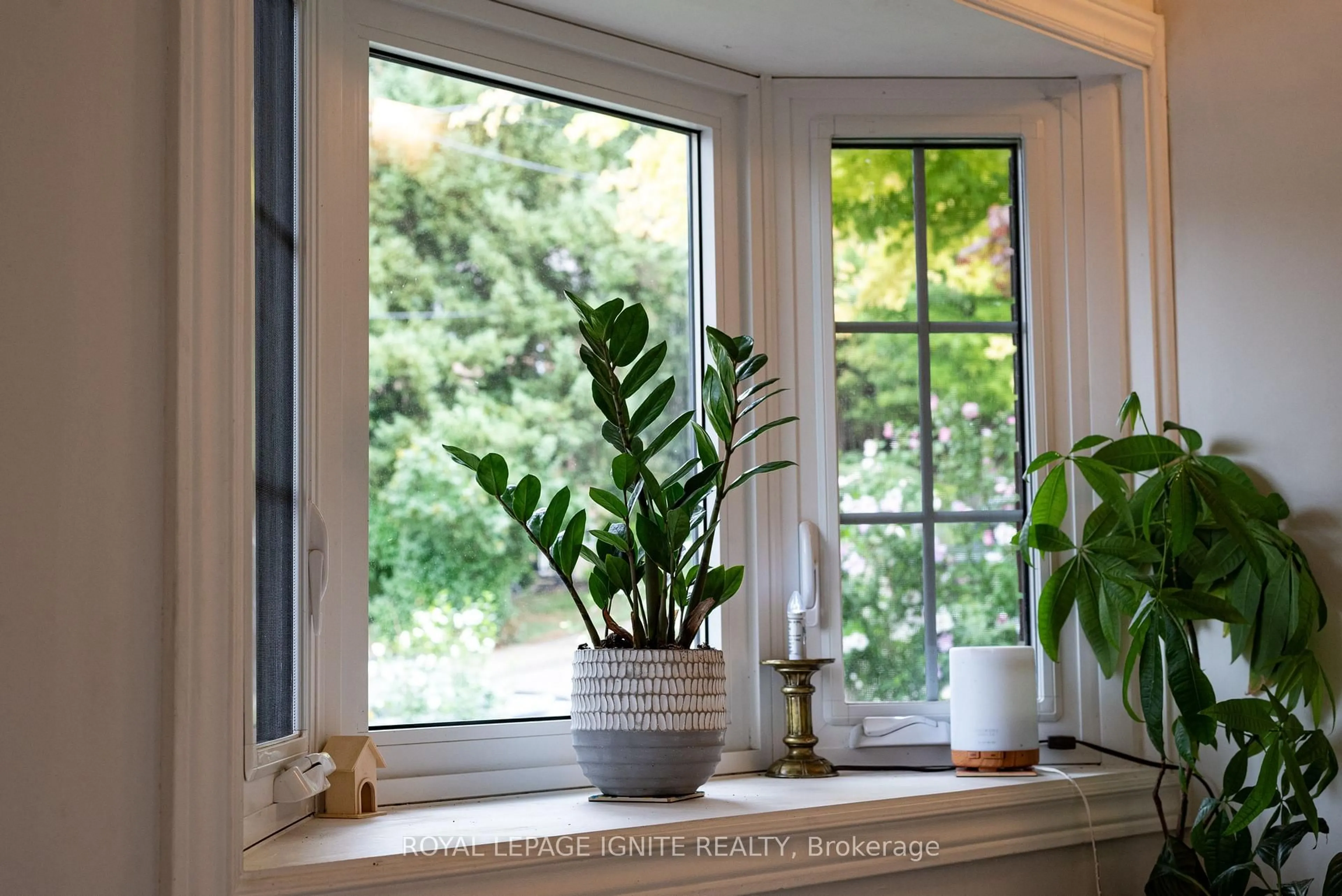 Indoor entryway for 482 Mcroberts Ave, Toronto Ontario M6E 4R4