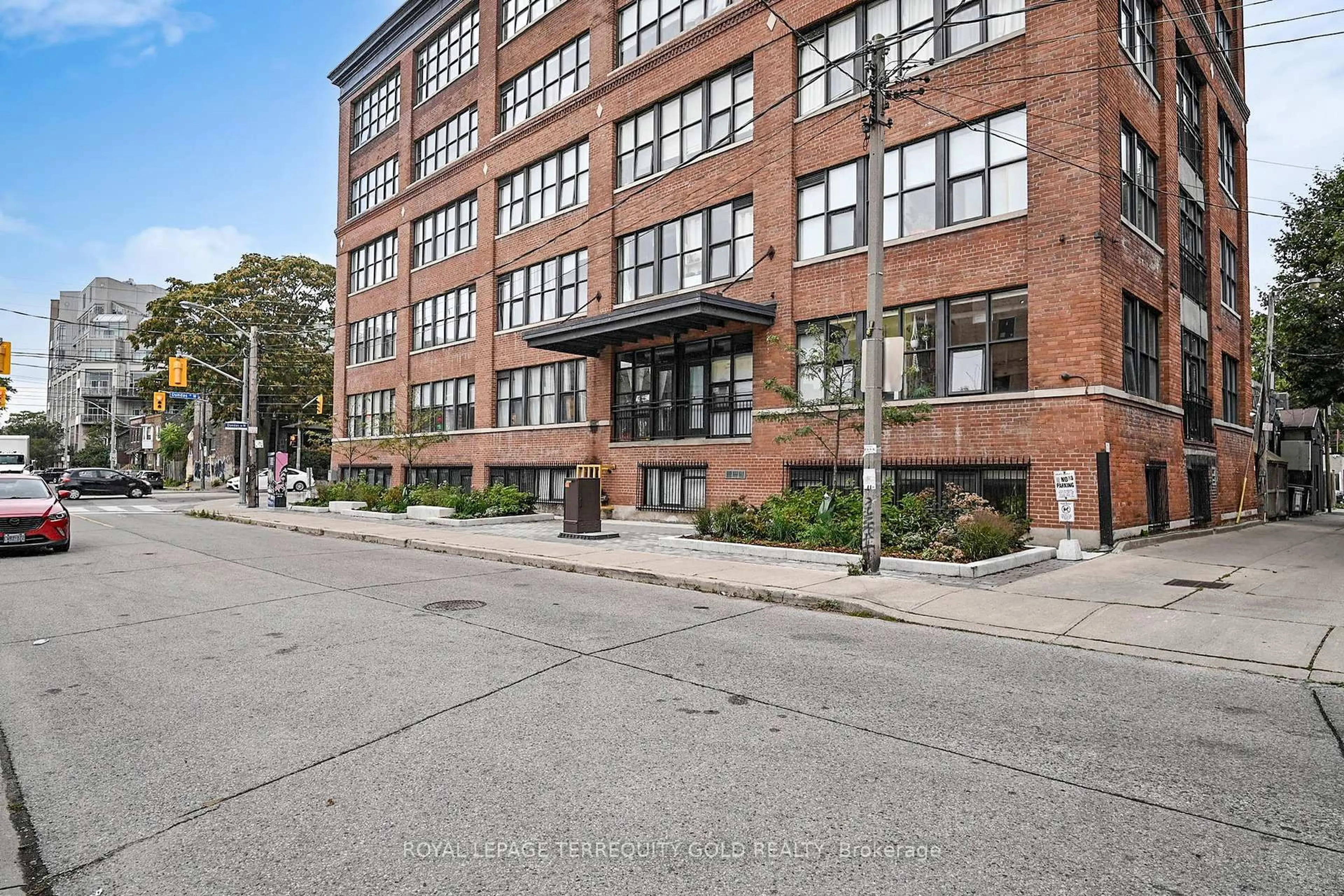 Unknown for 2154 Dundas St #107, Toronto Ontario M6R 1X3