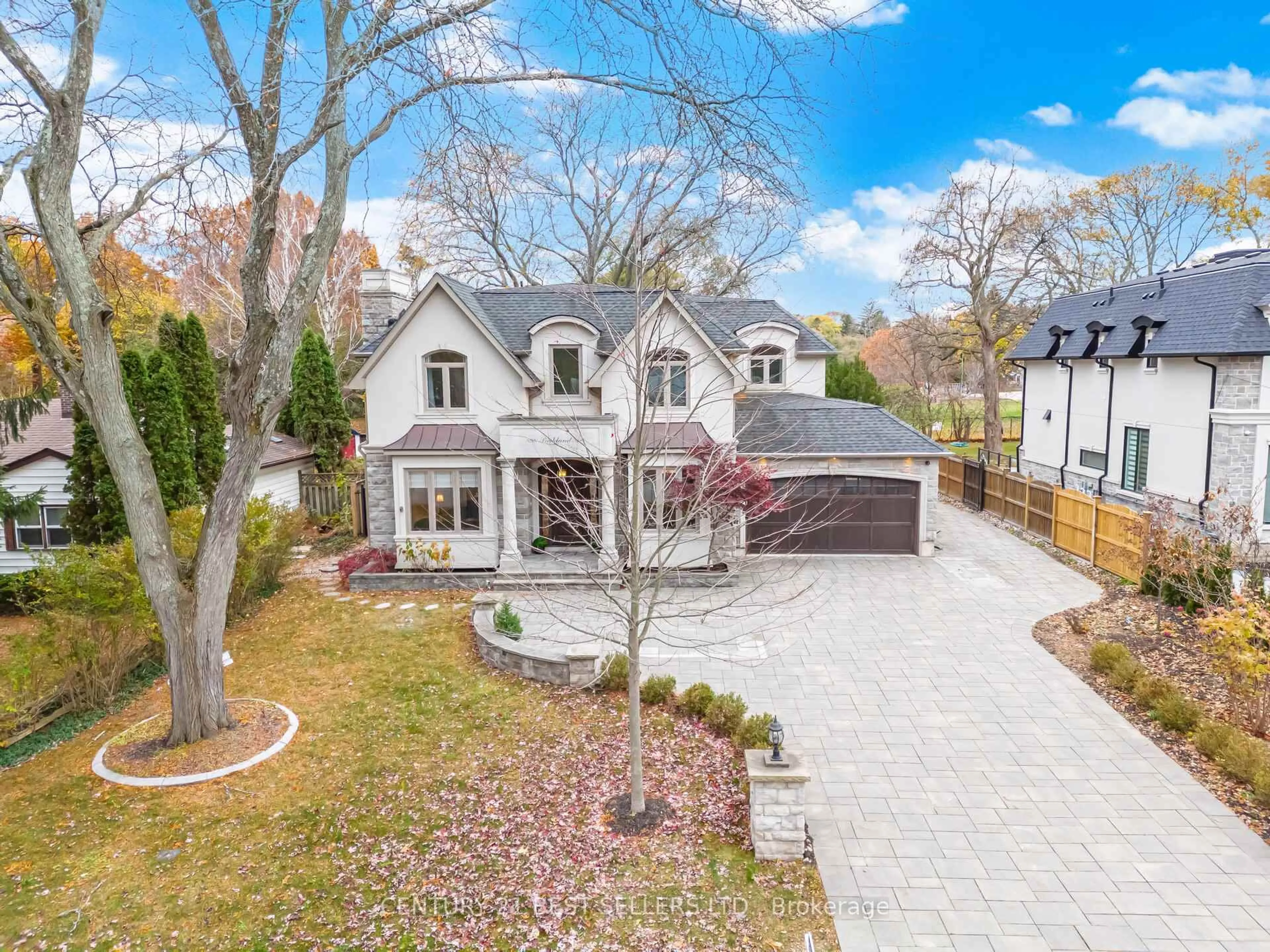 A pic from outside/outdoor area/front of a property/back of a property/a pic from drone, street for 898 Parkland Ave Ave, Mississauga Ontario L5H 3H1