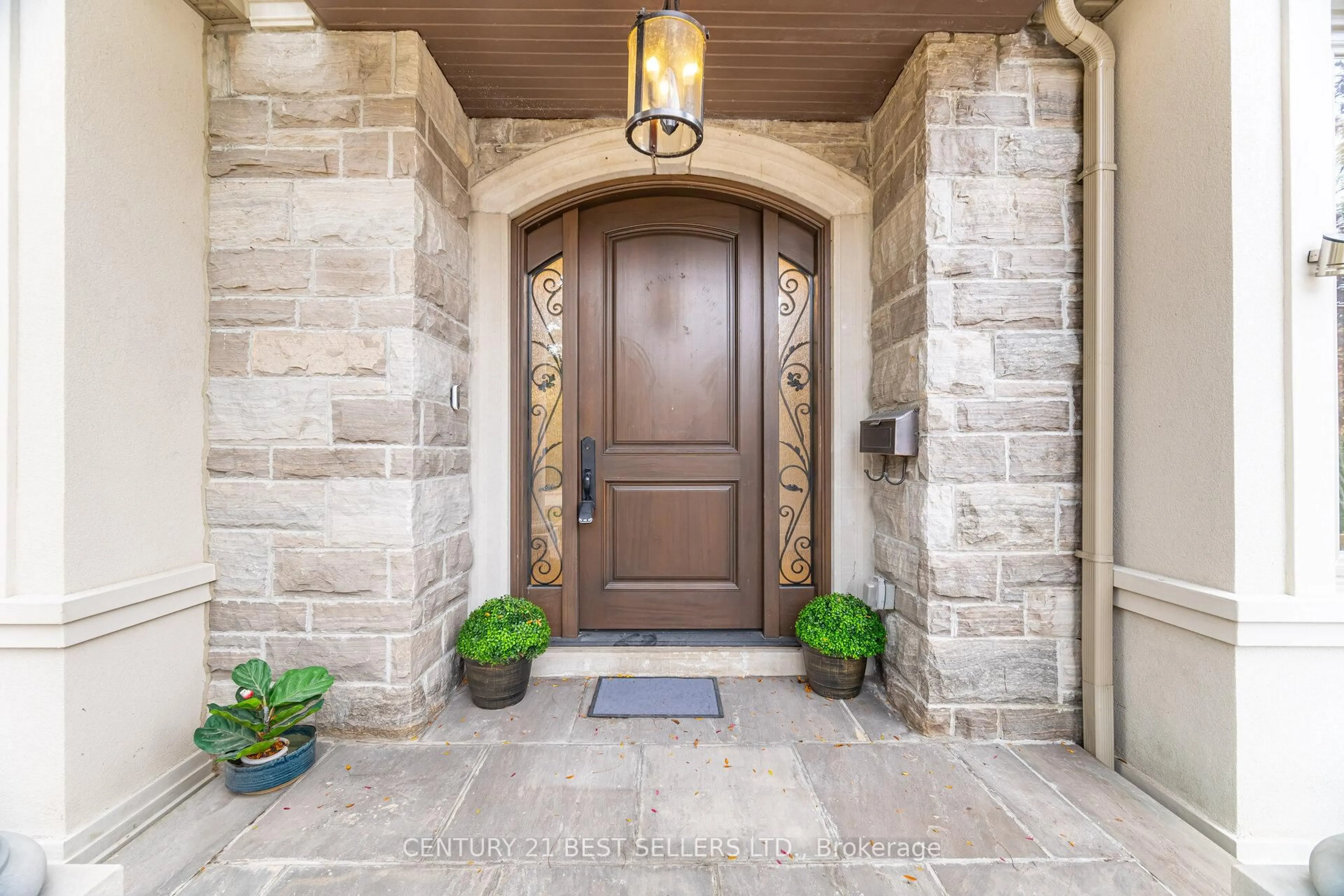 Indoor entryway for 898 Parkland Ave Ave, Mississauga Ontario L5H 3H1