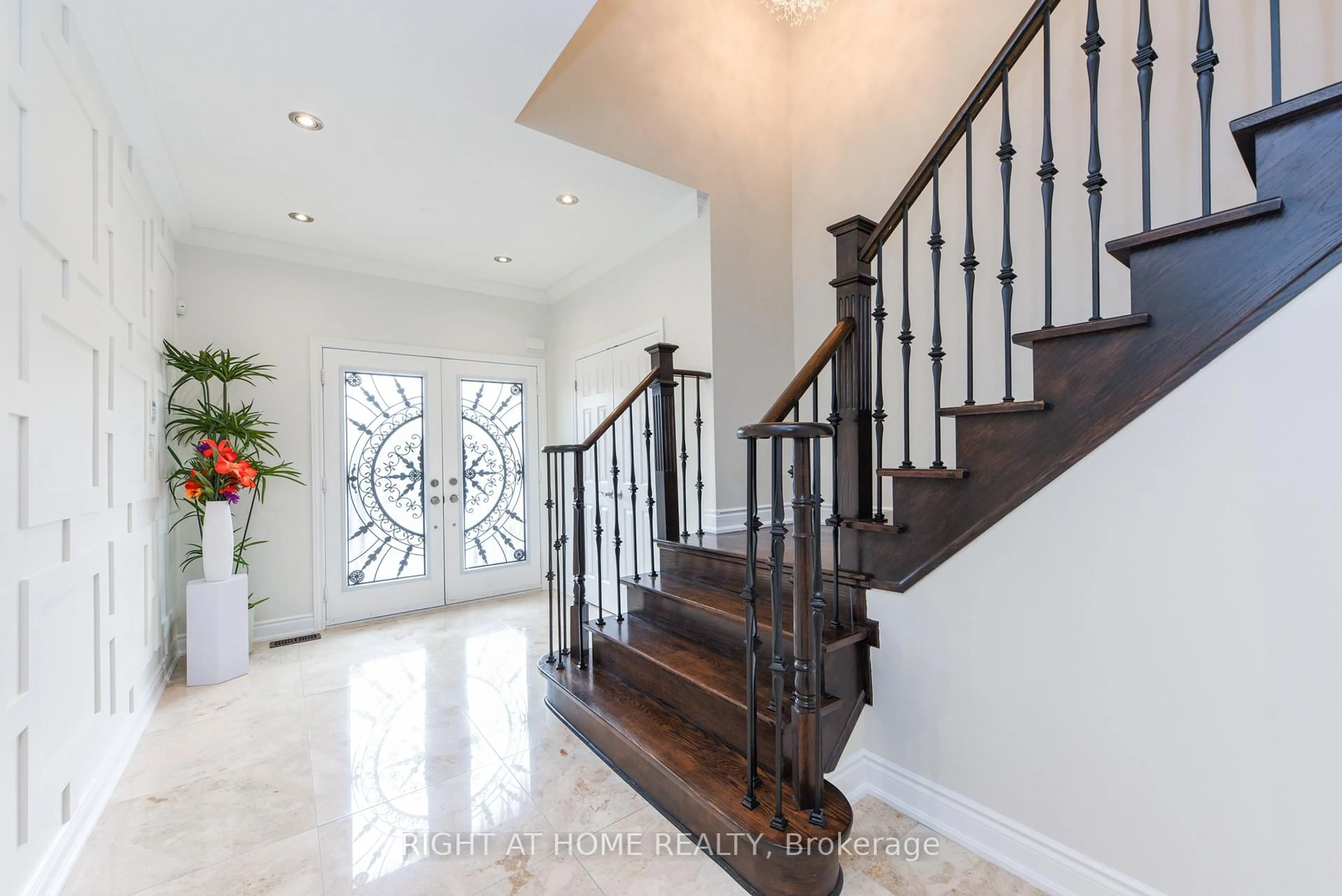 Indoor foyer for 7148 Wrigley Crt, Mississauga Ontario L5W 0C8