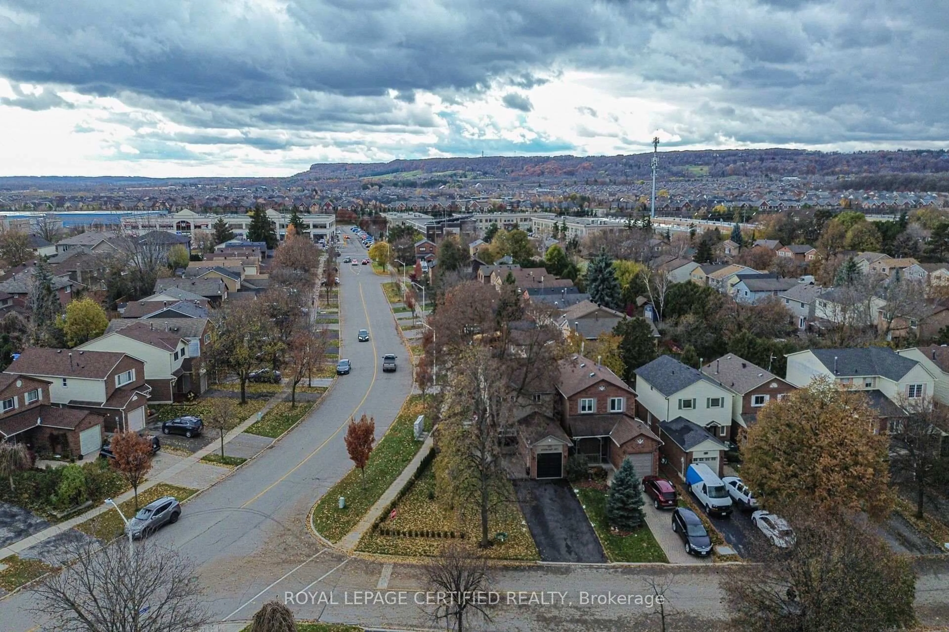 A pic from outside/outdoor area/front of a property/back of a property/a pic from drone, mountain view for 475 Woodlawn Cres, Milton Ontario L9T 4V8
