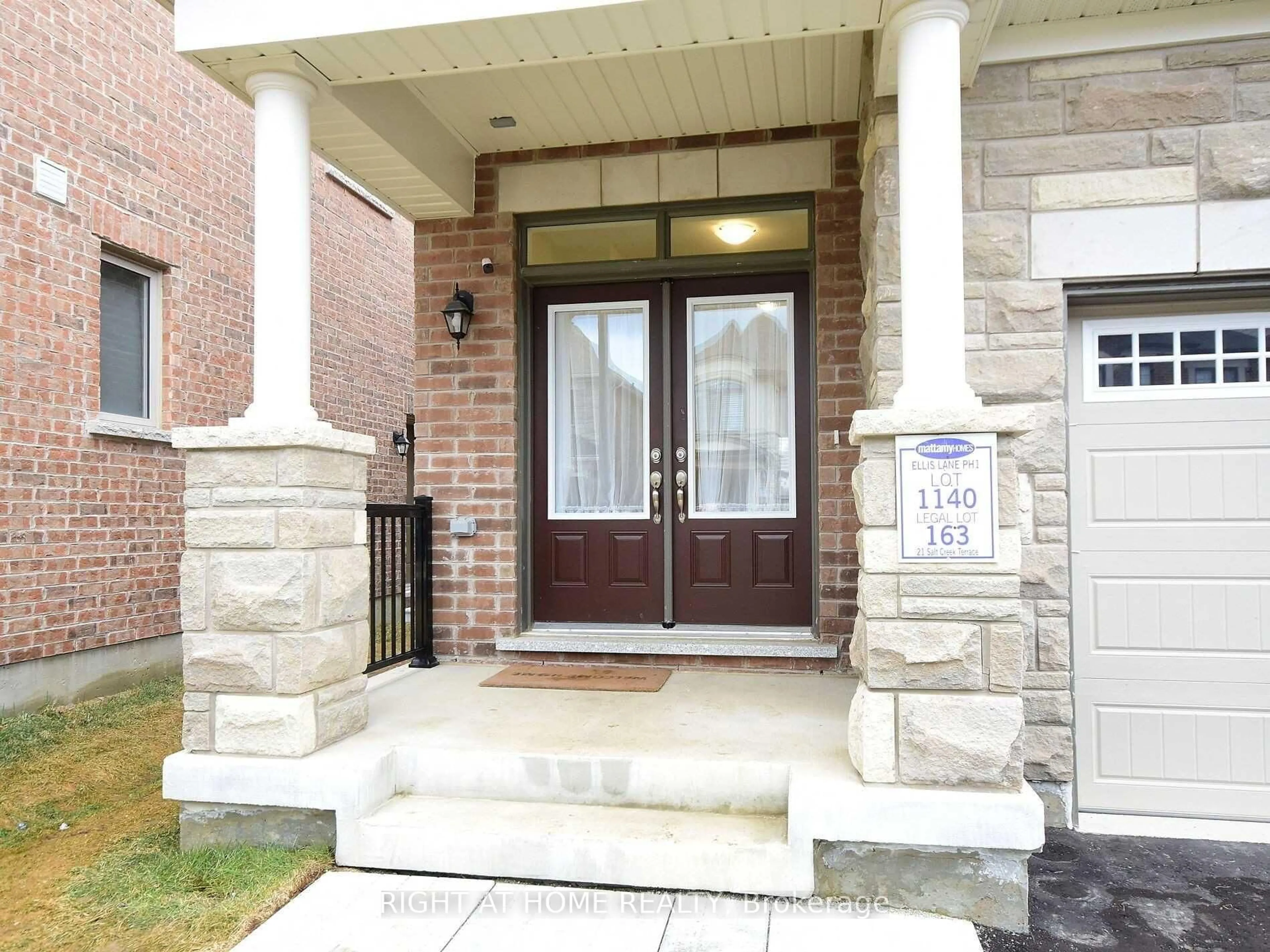 Indoor entryway for 21 Salt Creek Terr, Caledon Ontario L7C 4J3