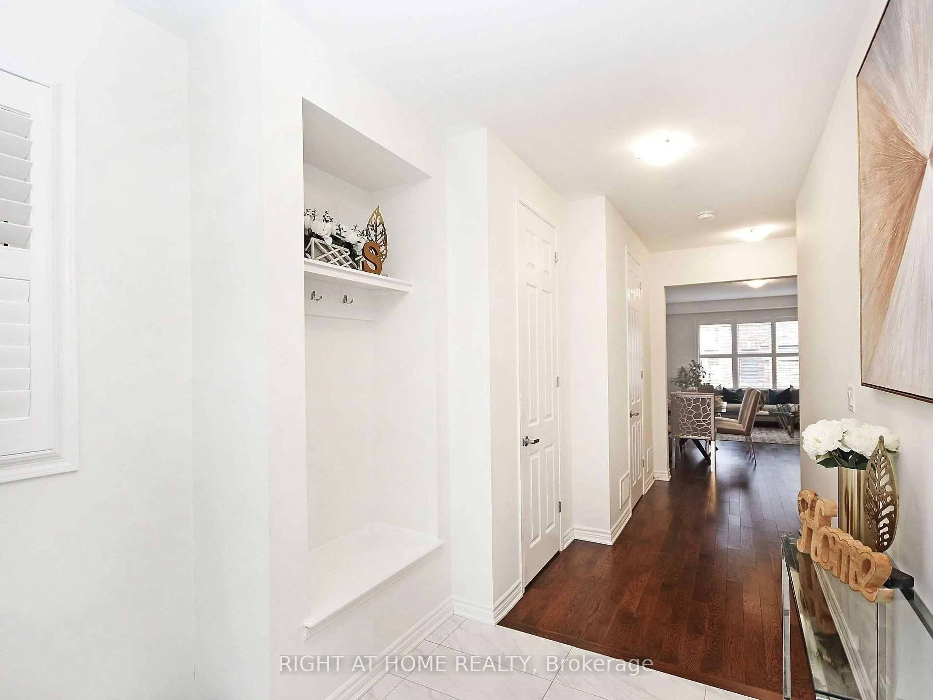 Indoor entryway for 21 Salt Creek Terr, Caledon Ontario L7C 4J3