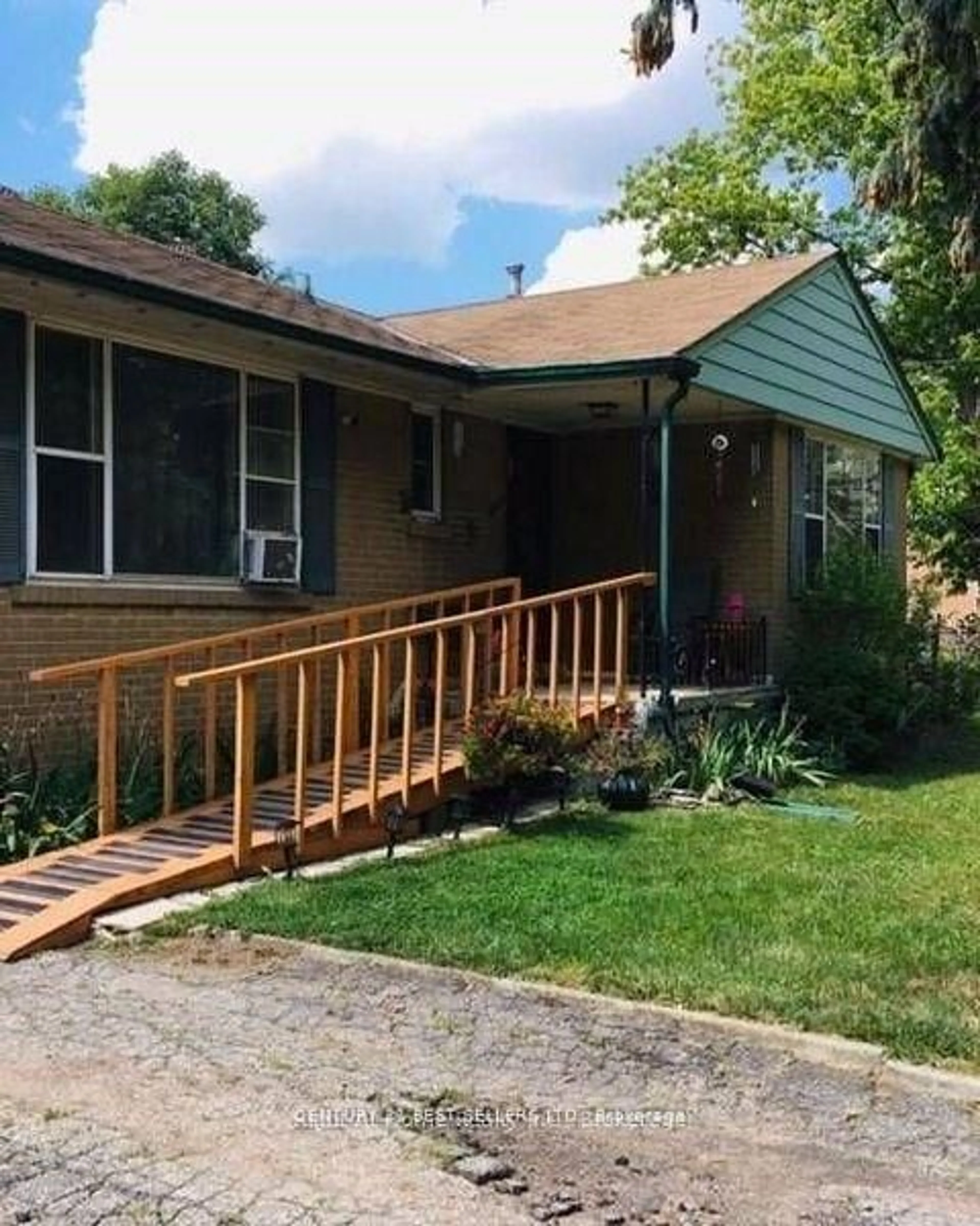 Home with brick exterior material, street for 320 Ashbury Rd, Oakville Ontario L6K 2M4