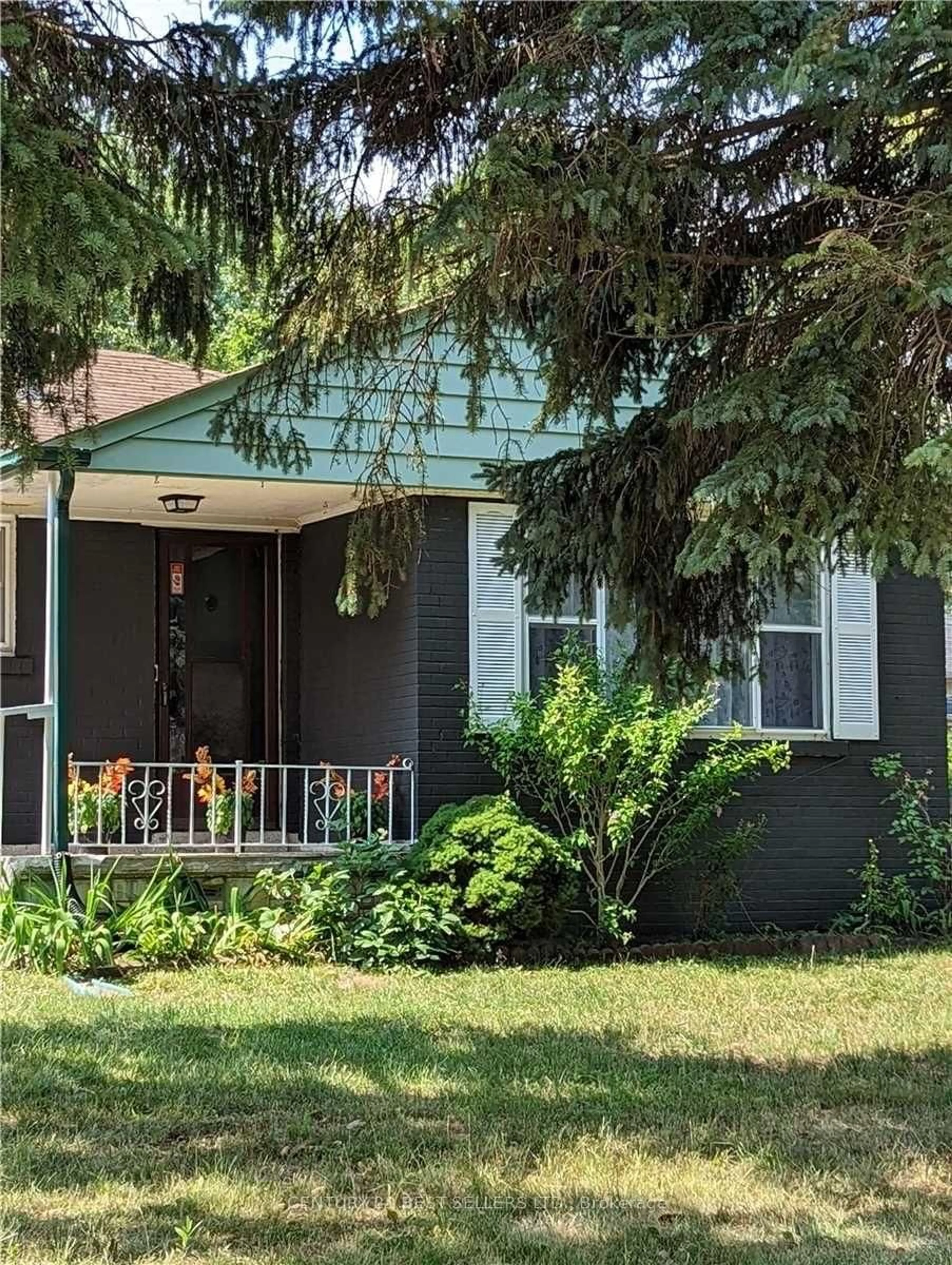 Home with vinyl exterior material, street for 320 Ashbury Rd, Oakville Ontario L6K 2M4