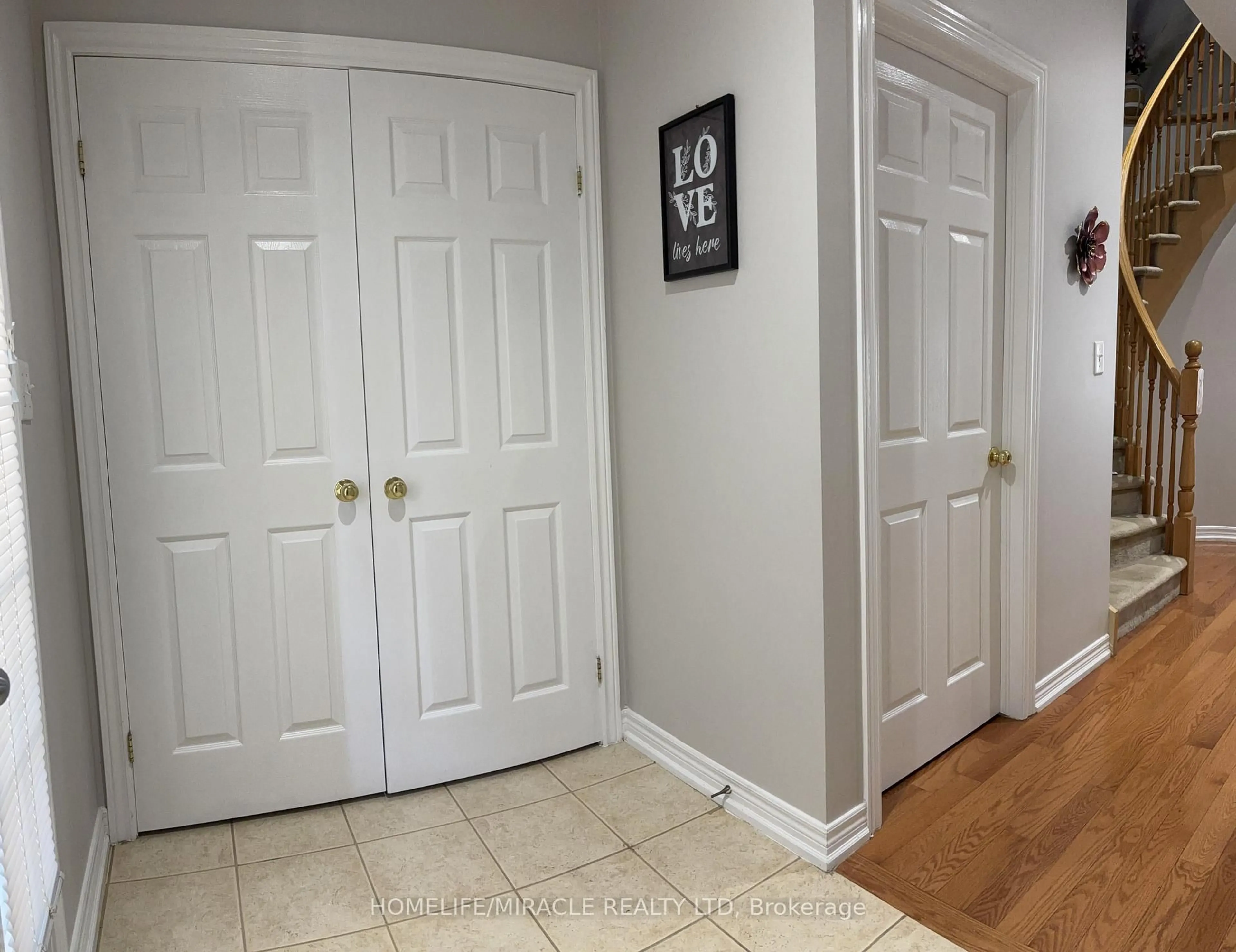 Indoor entryway for 7385 Magistrate Terr #17, Mississauga Ontario L5W 1W8