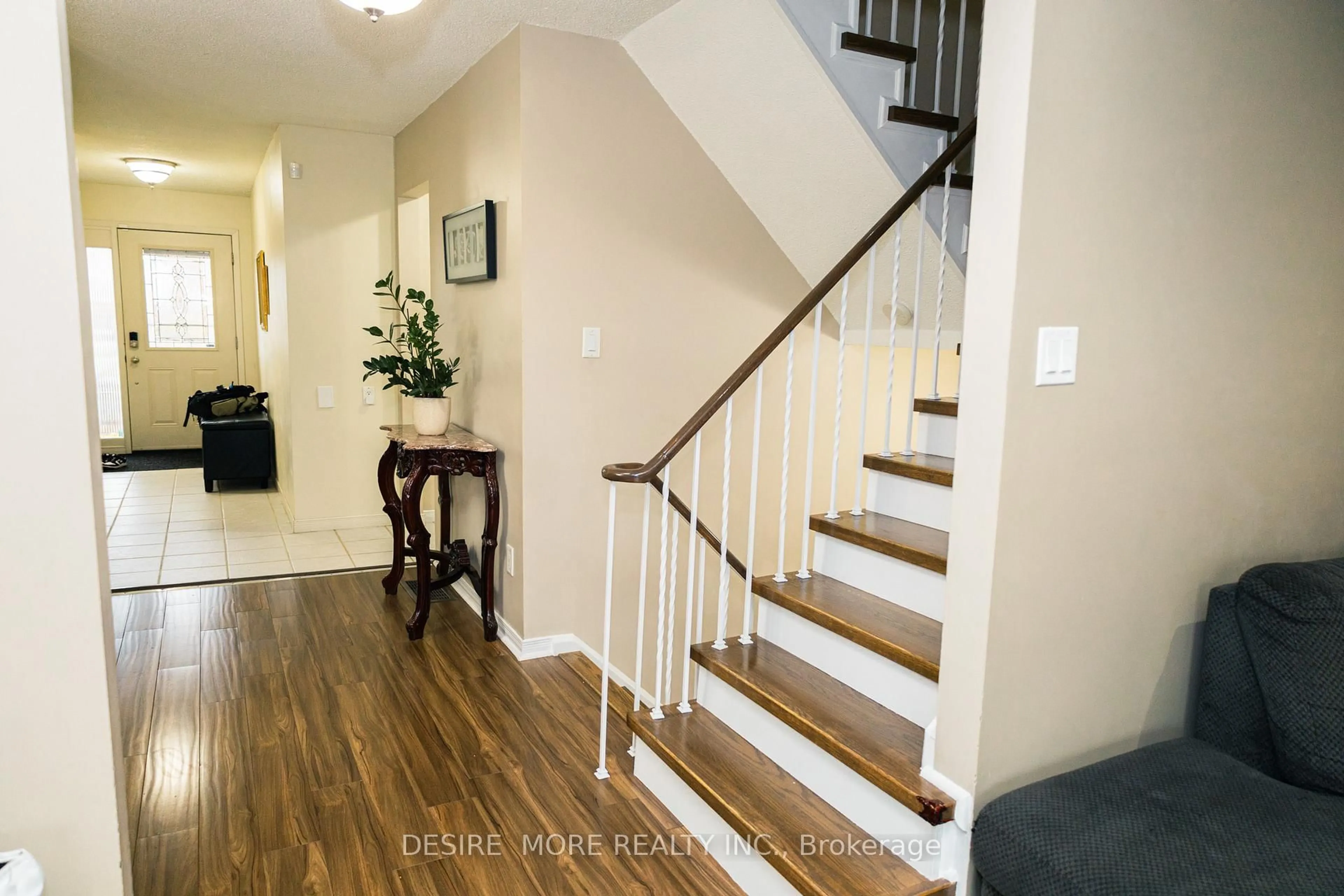 Indoor entryway for 15 Weybridge Tr, Brampton Ontario L6V 3W2