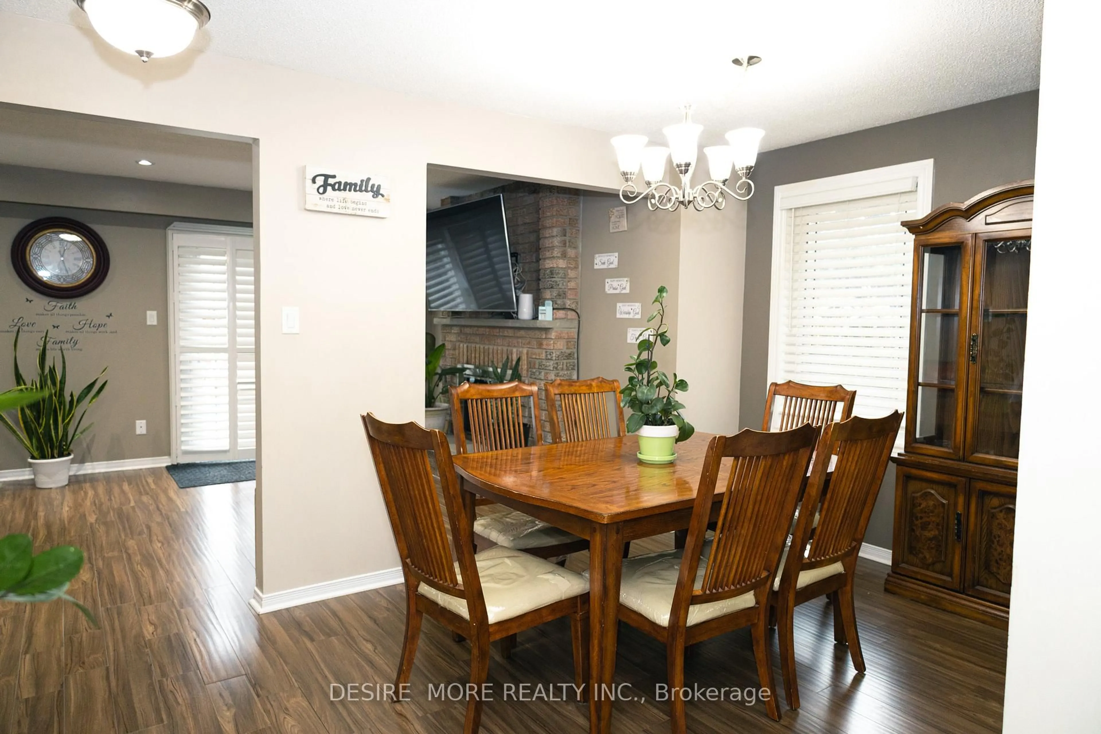 Dining room, wood/laminate floor for 15 Weybridge Tr, Brampton Ontario L6V 3W2