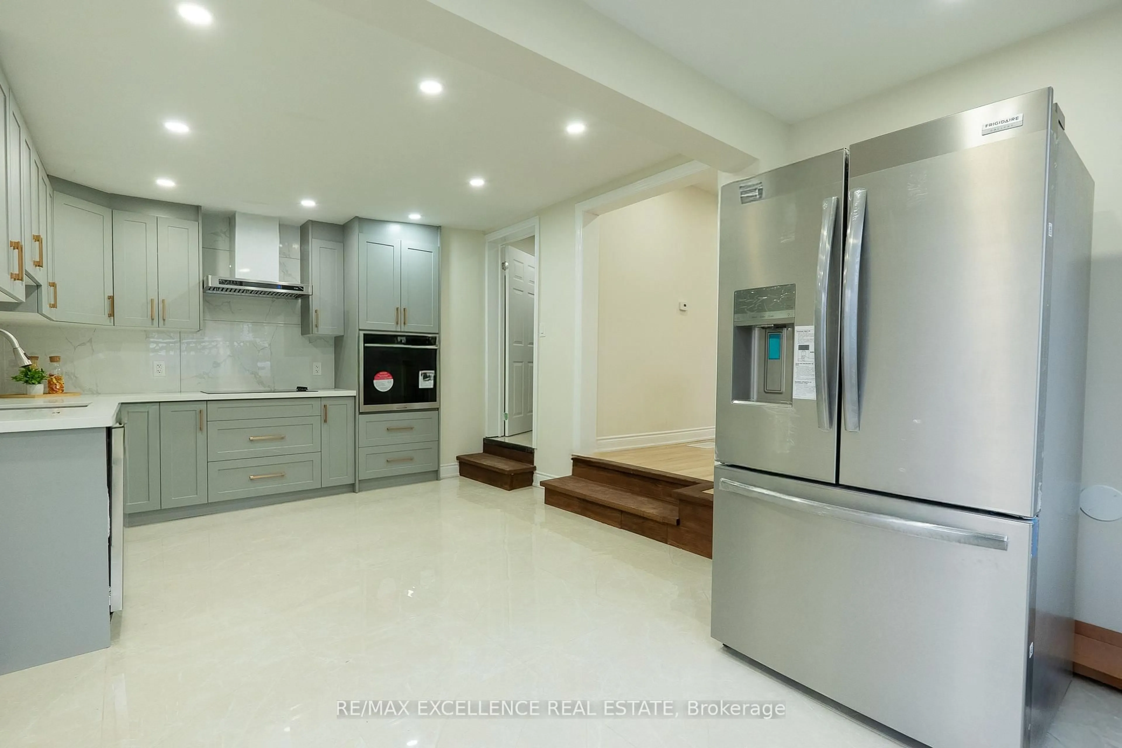 Unknown for 10 Draper St, Halton Hills Ontario L7G 3C8