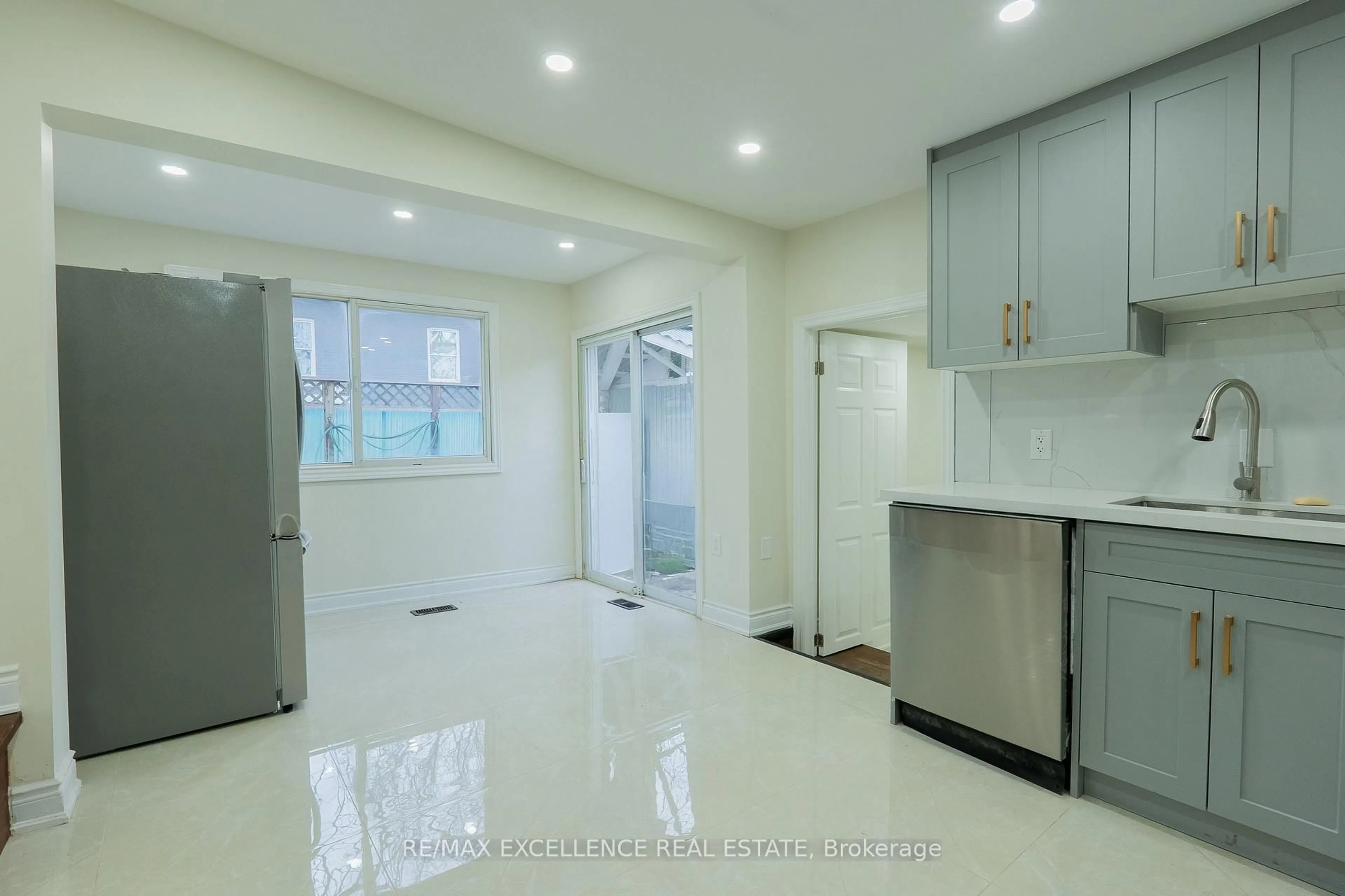 Open concept kitchen, ceramic/tile floor for 10 Draper St, Halton Hills Ontario L7G 3C8