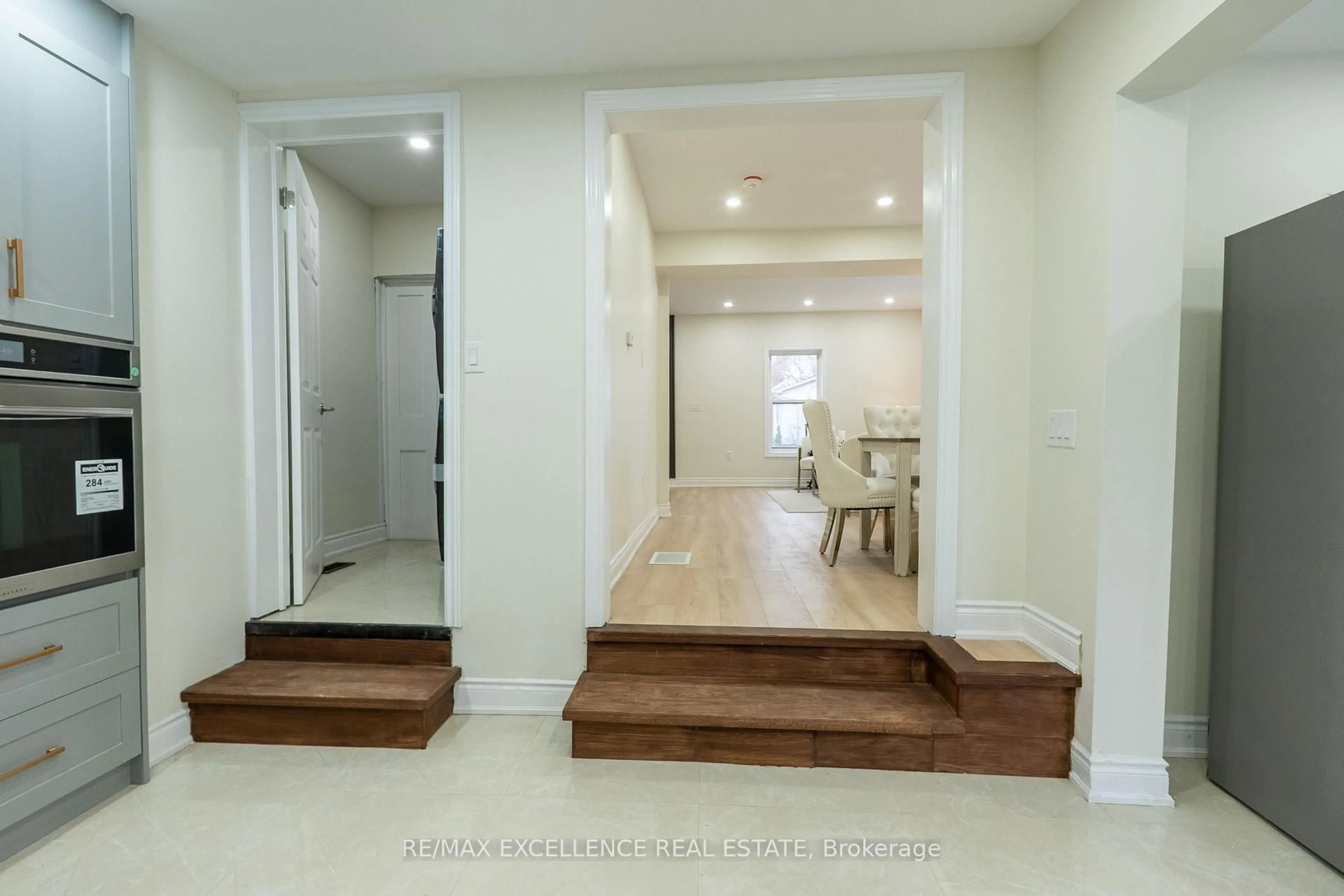 Indoor entryway for 10 Draper St, Halton Hills Ontario L7G 3C8