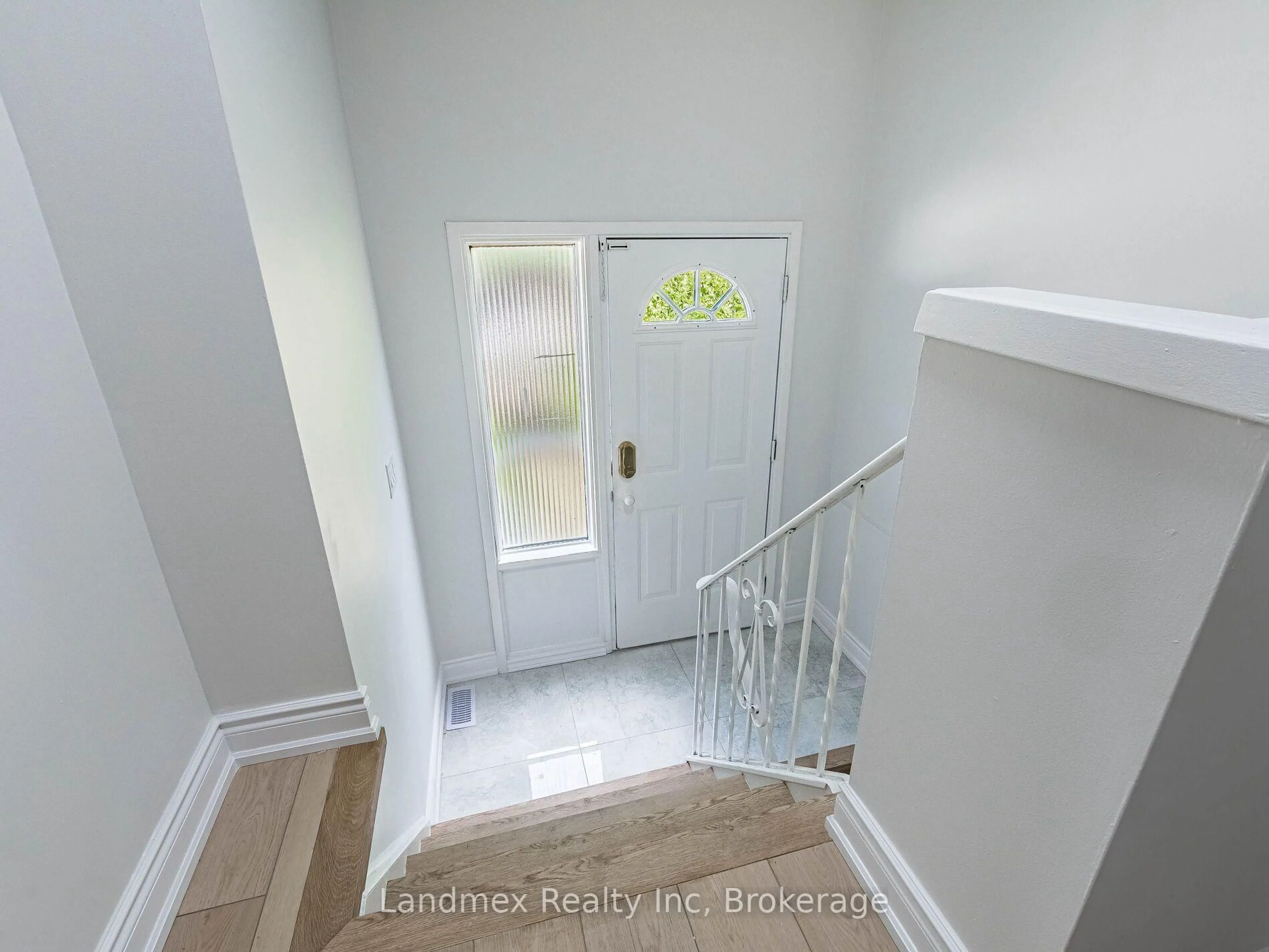 Indoor entryway for 7738 Kittridge Dr, Mississauga Ontario L4T 3J6