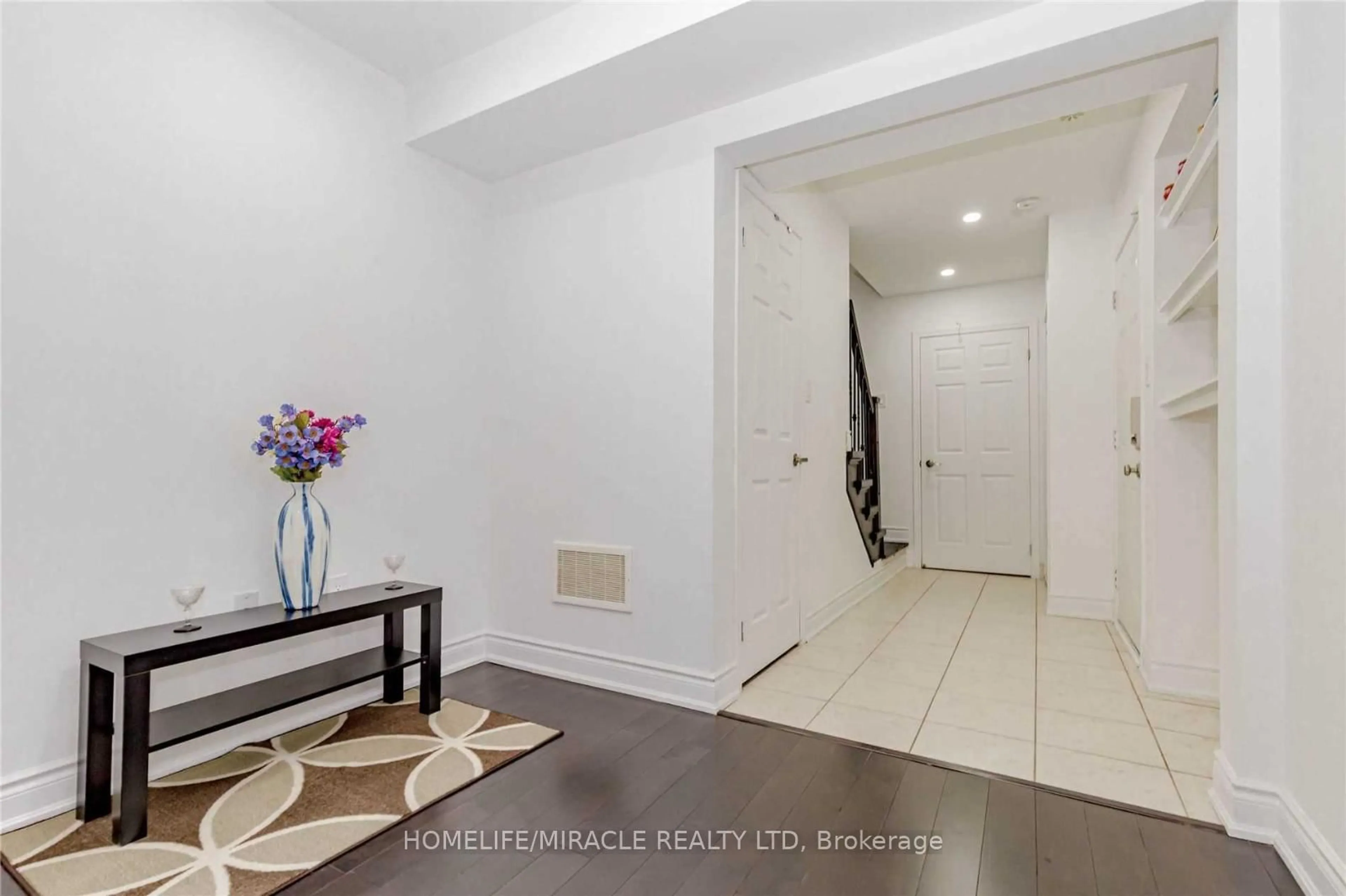 Indoor entryway for 92 Baycliffe Cres #30, Brampton Ontario L7A 3Z3