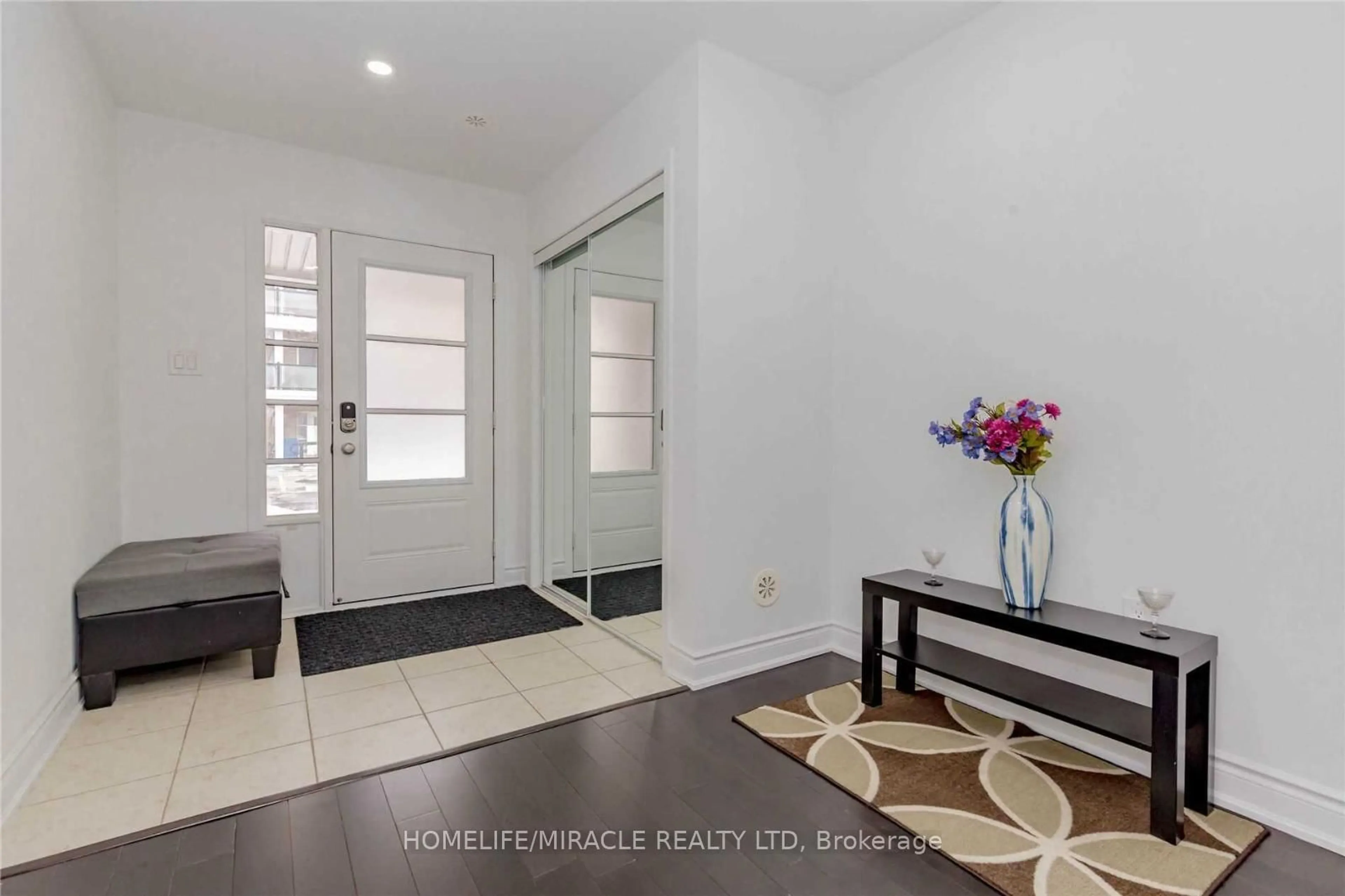 Indoor entryway for 92 Baycliffe Cres #30, Brampton Ontario L7A 3Z3