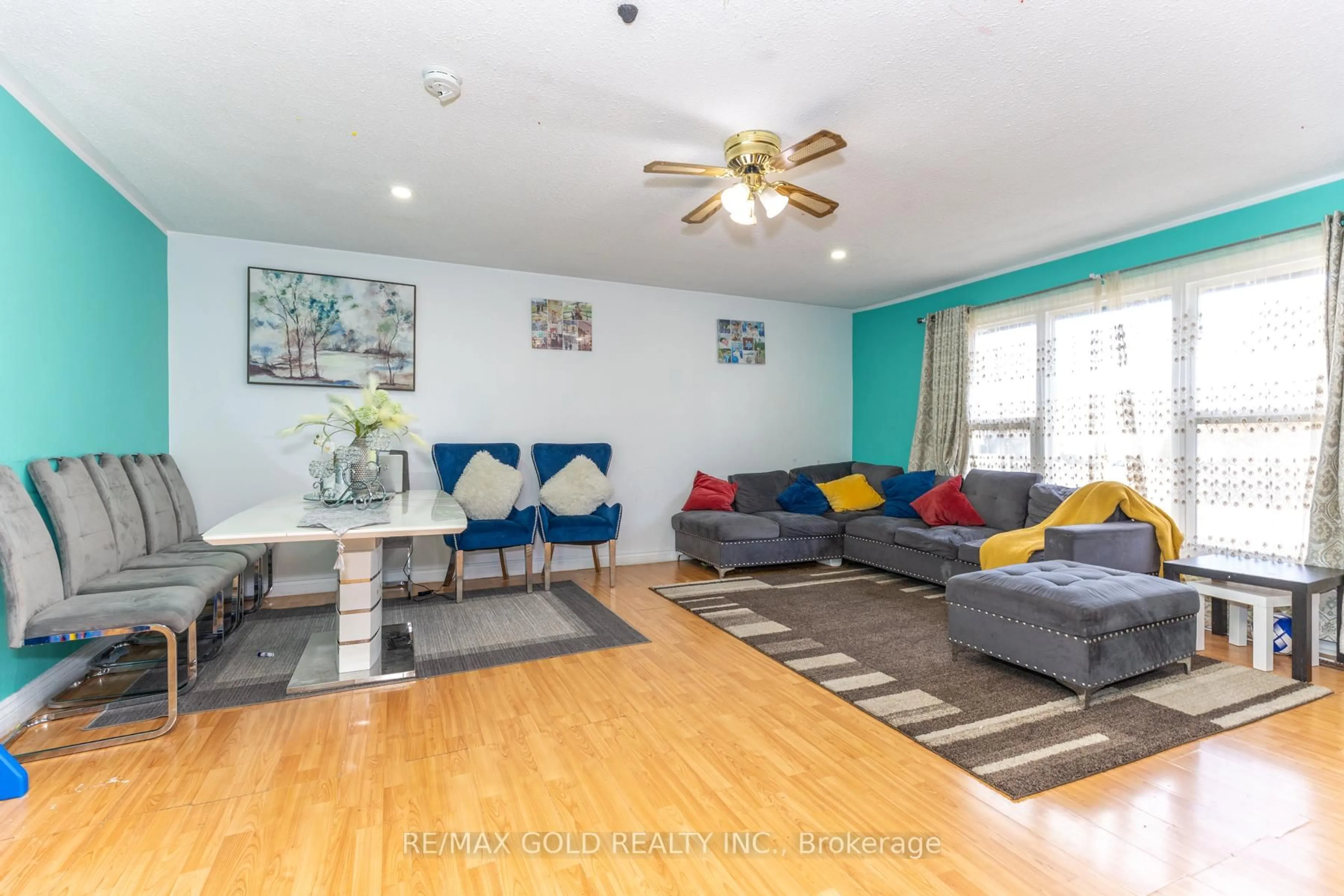 Living room with furniture, wood/laminate floor for 7610 Anaka Dr, Mississauga Ontario L4T 3H7