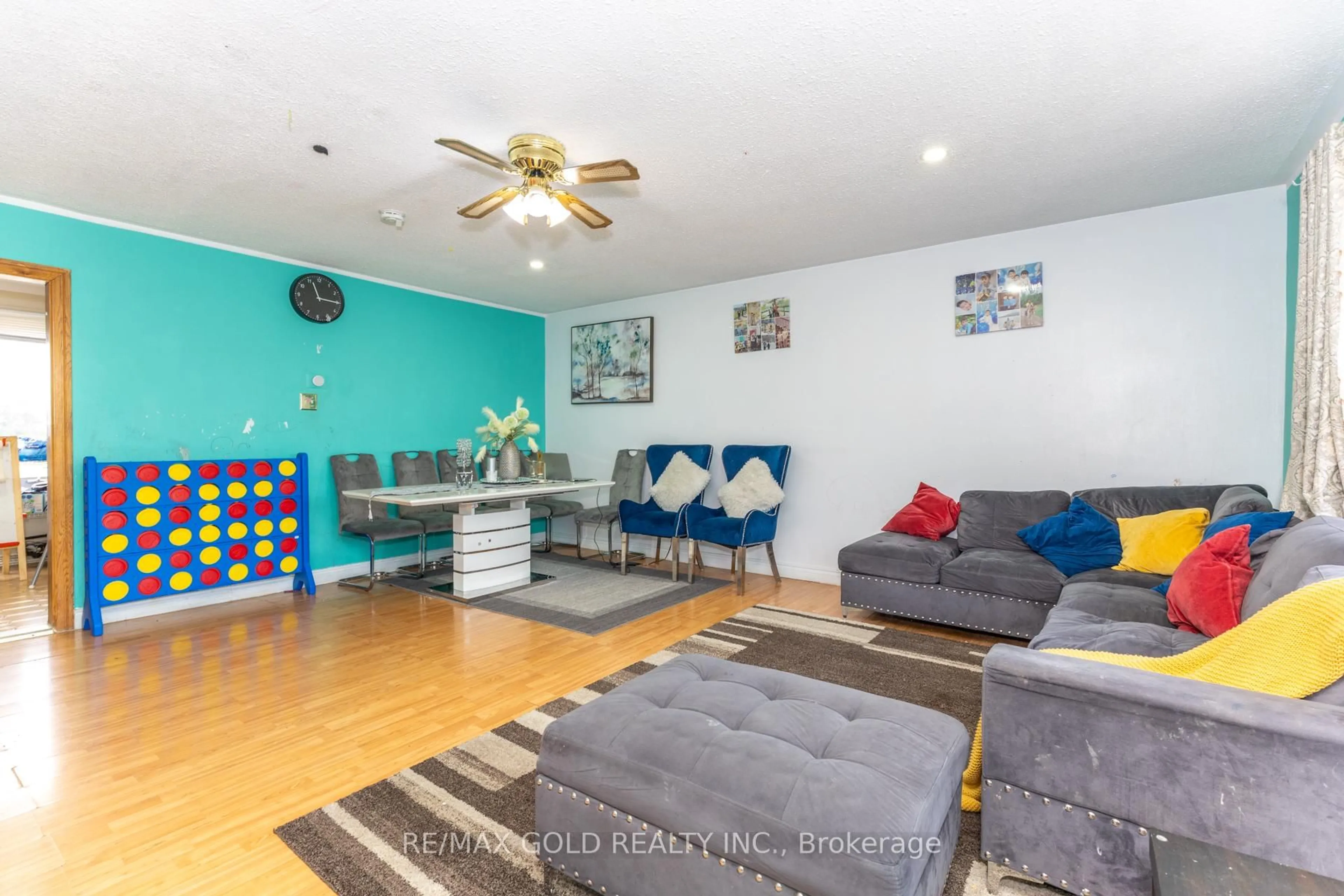 Living room with furniture, unknown for 7610 Anaka Dr, Mississauga Ontario L4T 3H7