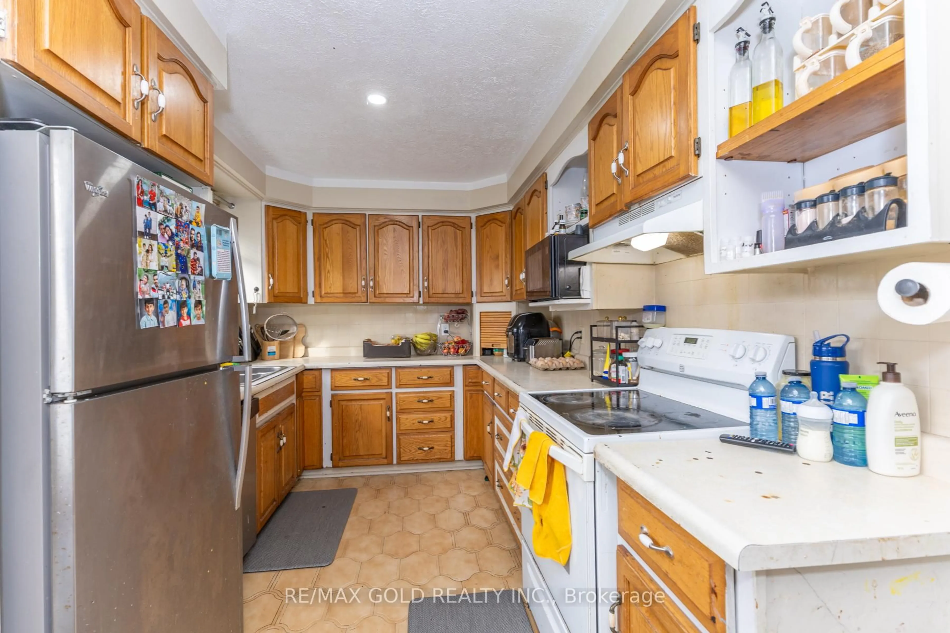 Standard kitchen, ceramic/tile floor for 7610 Anaka Dr, Mississauga Ontario L4T 3H7