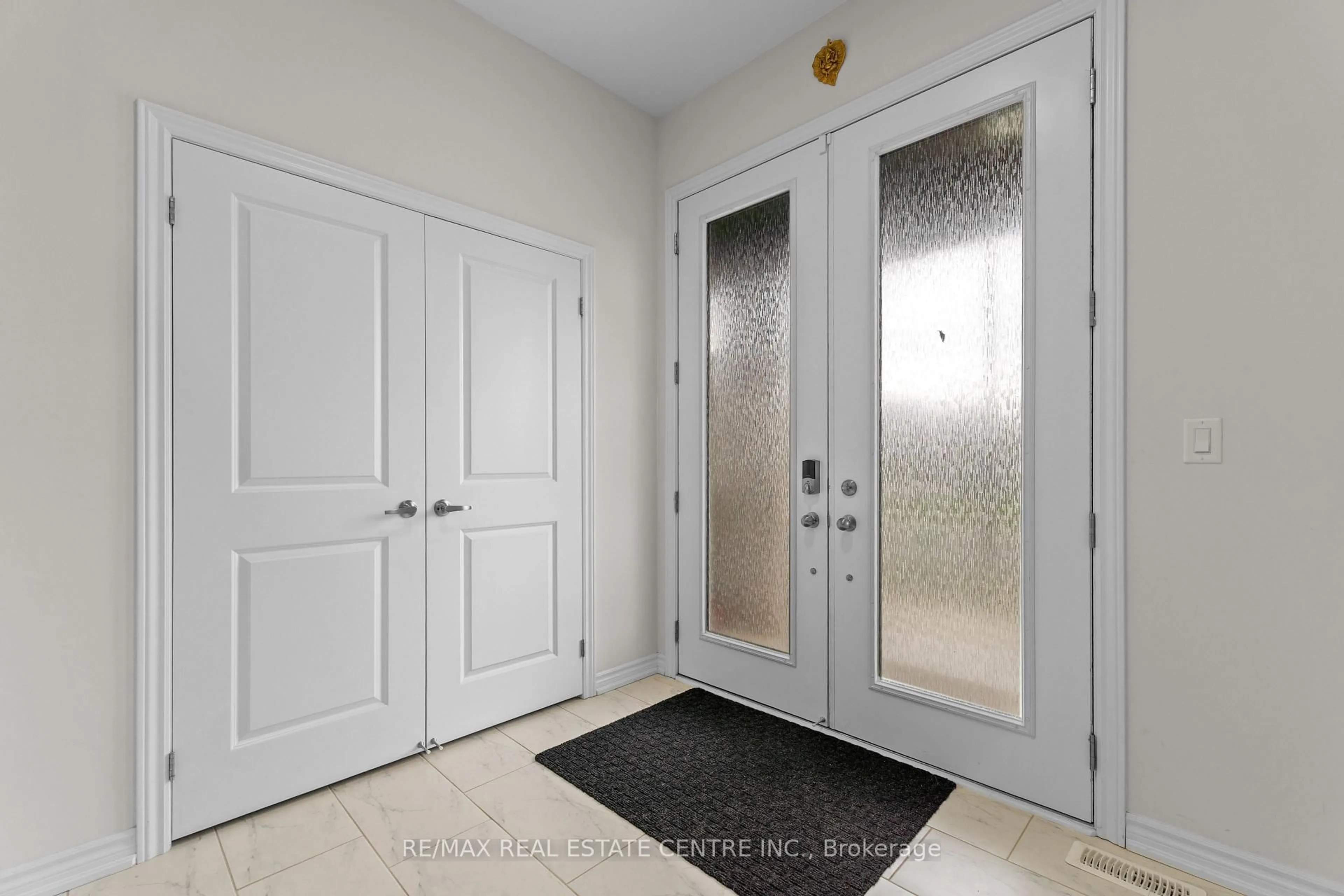 Indoor entryway for 8 Vincena Rd, Caledon Ontario L7C 4M5