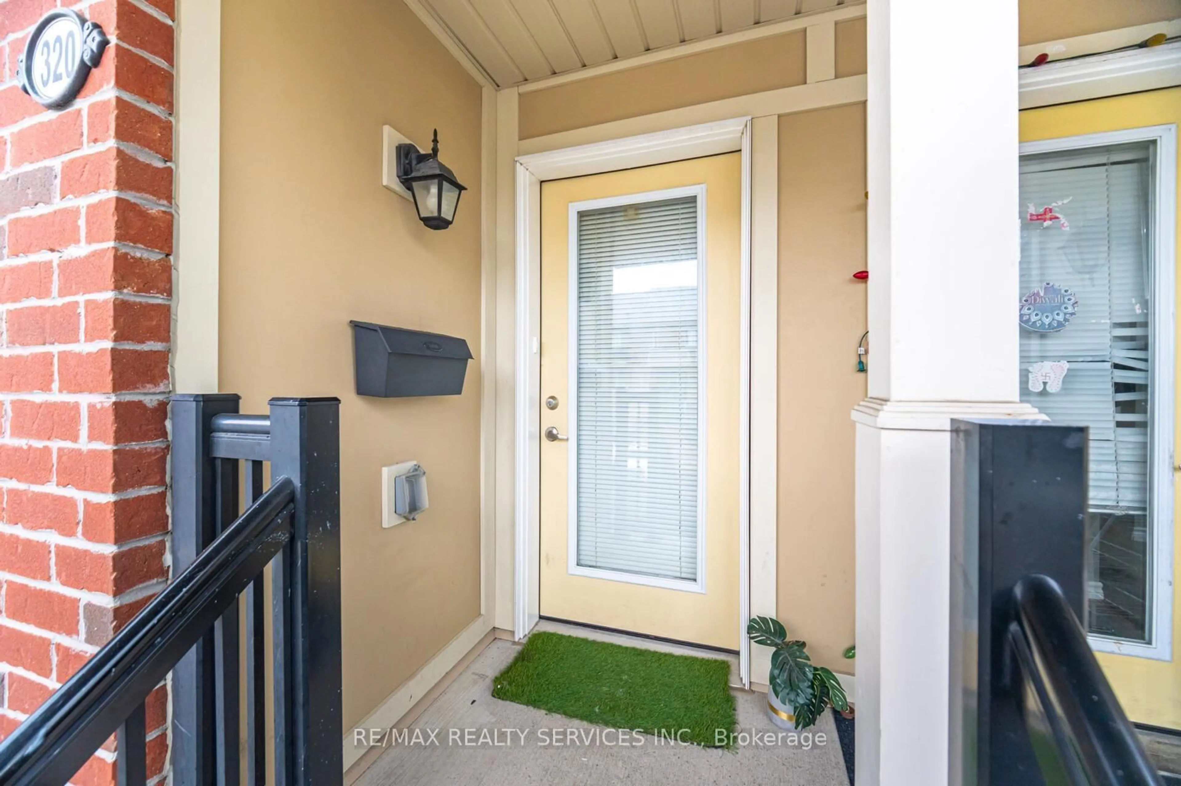 Indoor entryway for 250 Sunny Meadow Blvd #320, Brampton Ontario L6R 3Y7