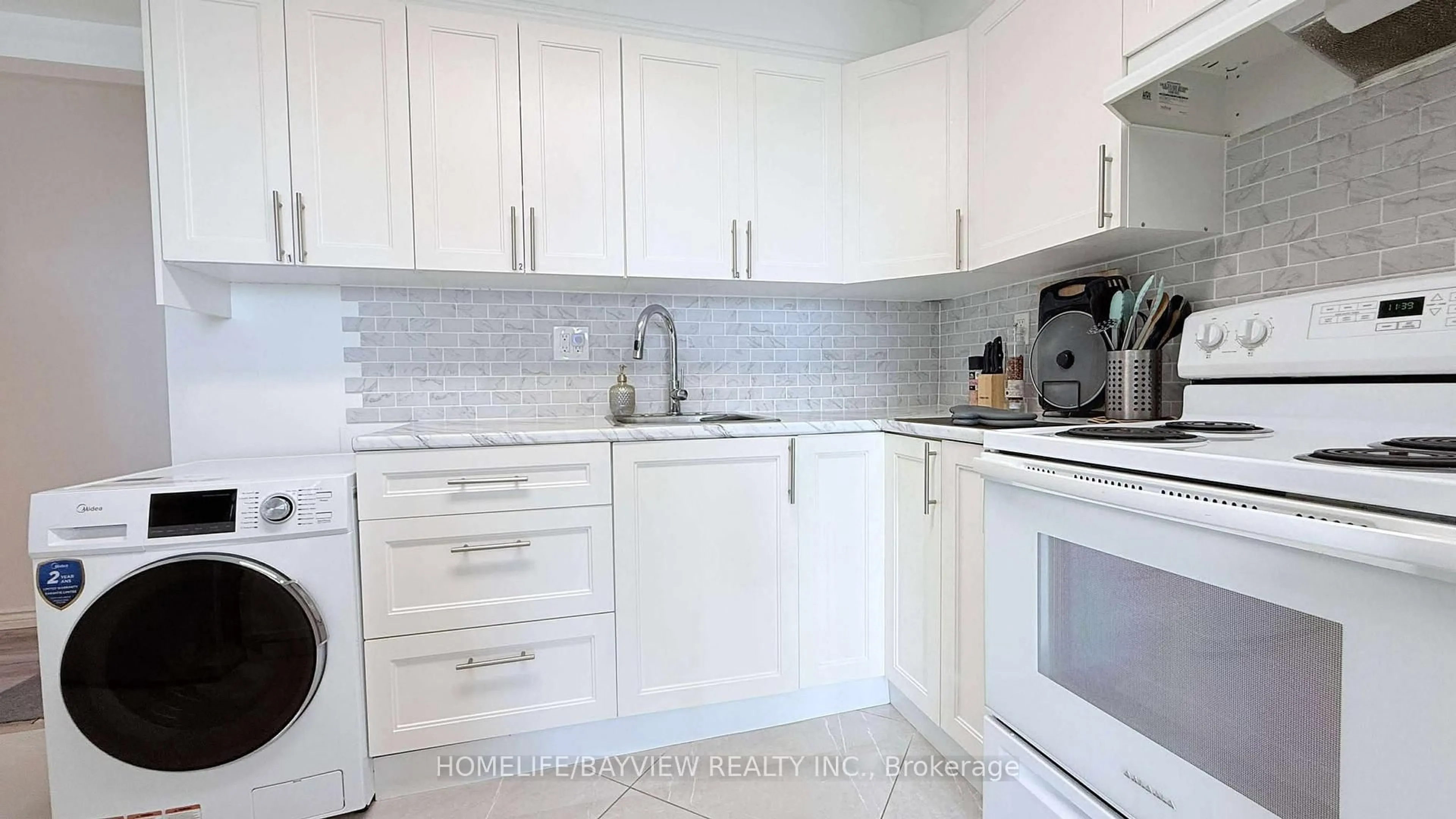 Standard kitchen, ceramic/tile floor for 4645 Jane St #909, Toronto Ontario M3N 2K9