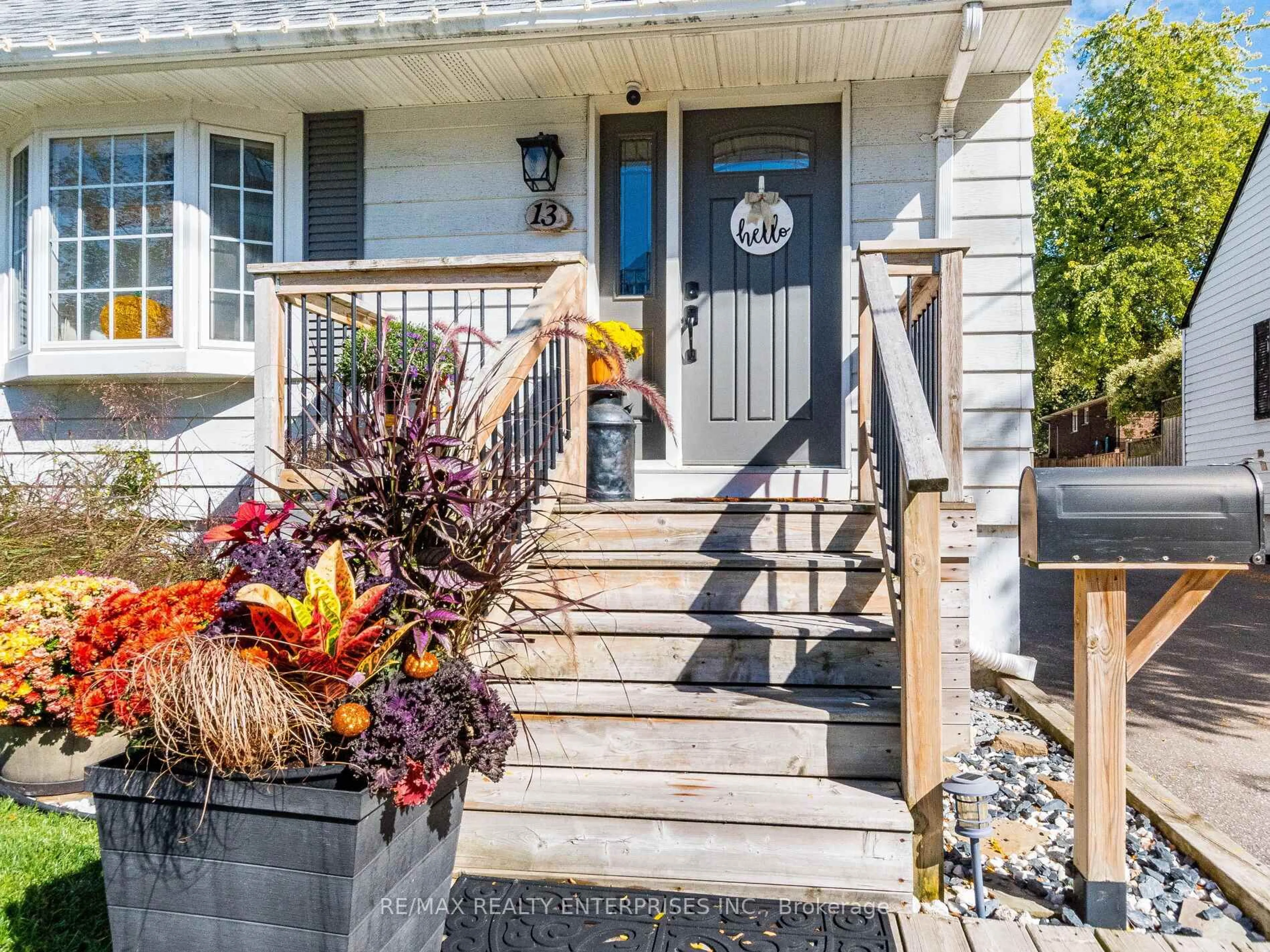 Indoor entryway for 13 Avon Park Dr, Toronto Ontario M8Z 3X3